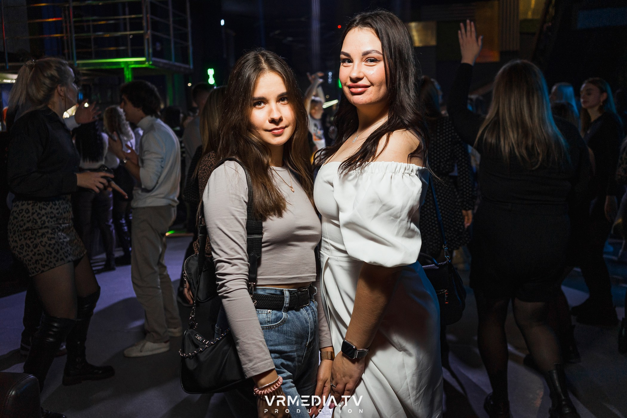 Бумажный дом в баре «Друзья»