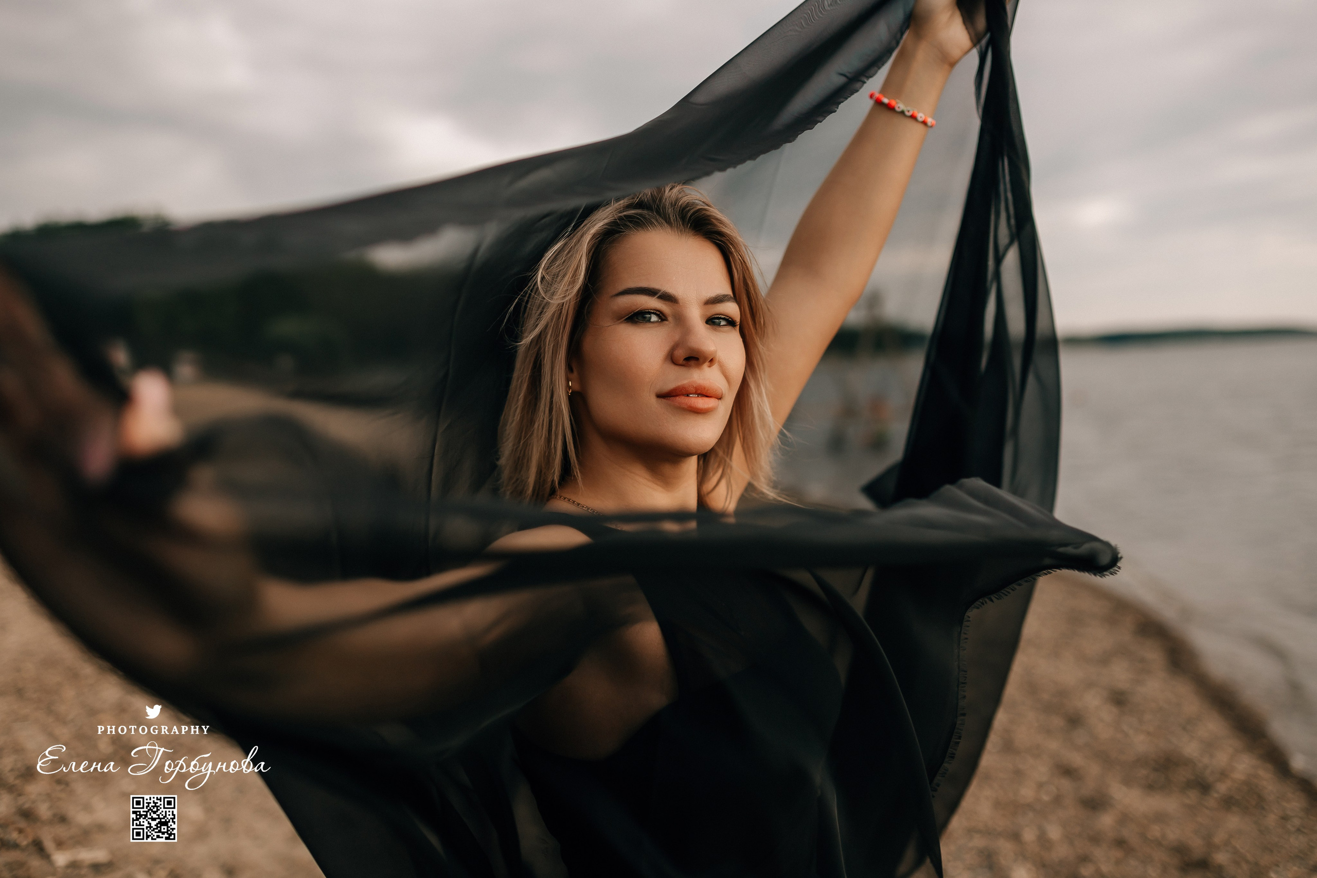 Черная серия с тканью. Набережная. Александра и Таисия. Июль 2025 г. Фотограф Пермь. Свадьбы. Семья и дети, школа, д. сад. Фотокниги