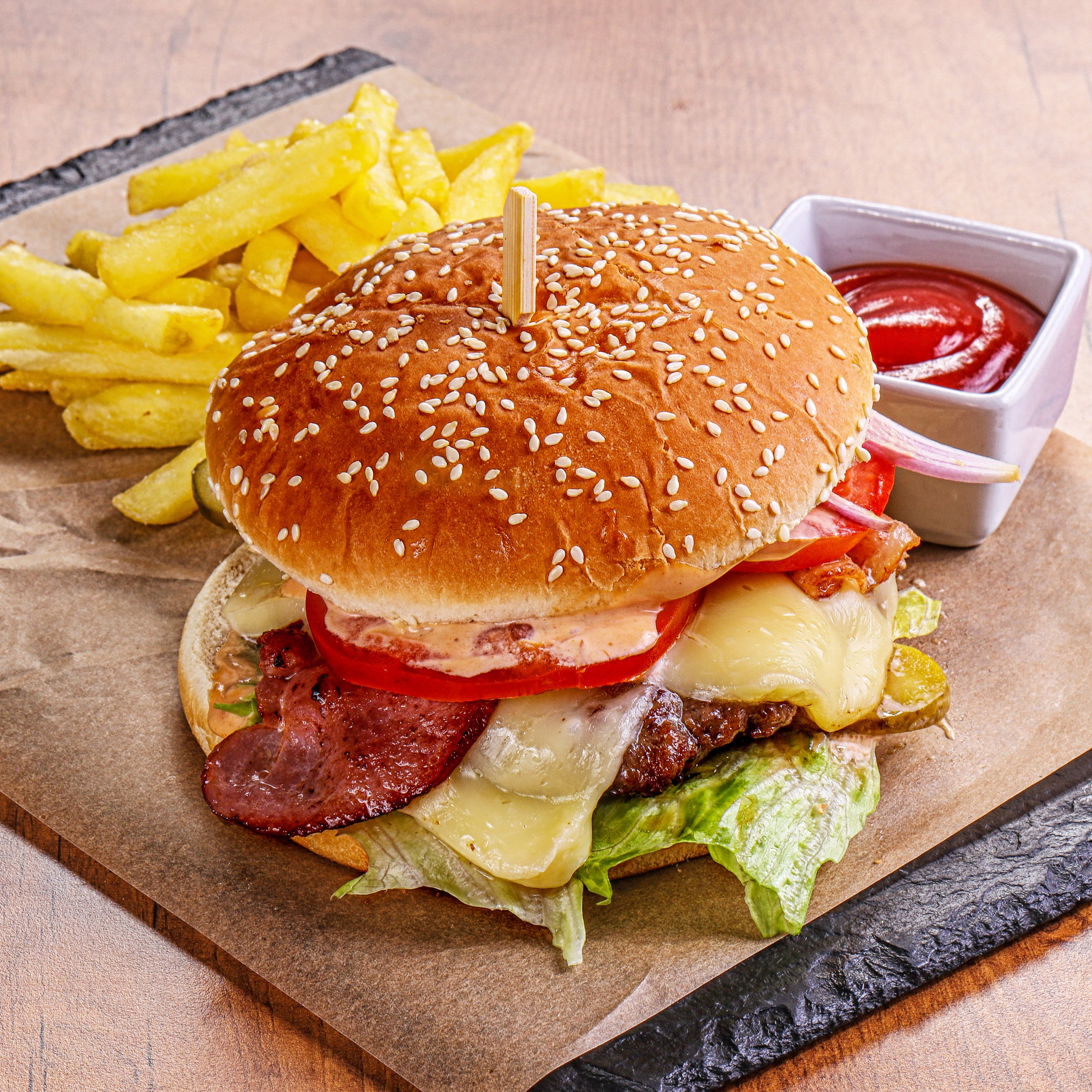 Фотосъемка бургеров и гамбургеров. Заказ по тел.: +7 (906) 006-90-22. Фуд-фотограф Андрей Старостин — съемка еды в Москве. 9000 руб. в час