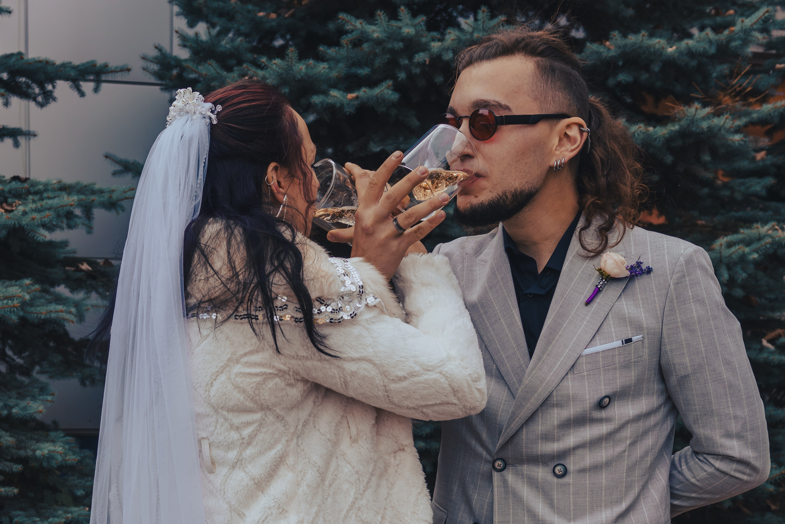 молодые пьют шампанское на брудершафт