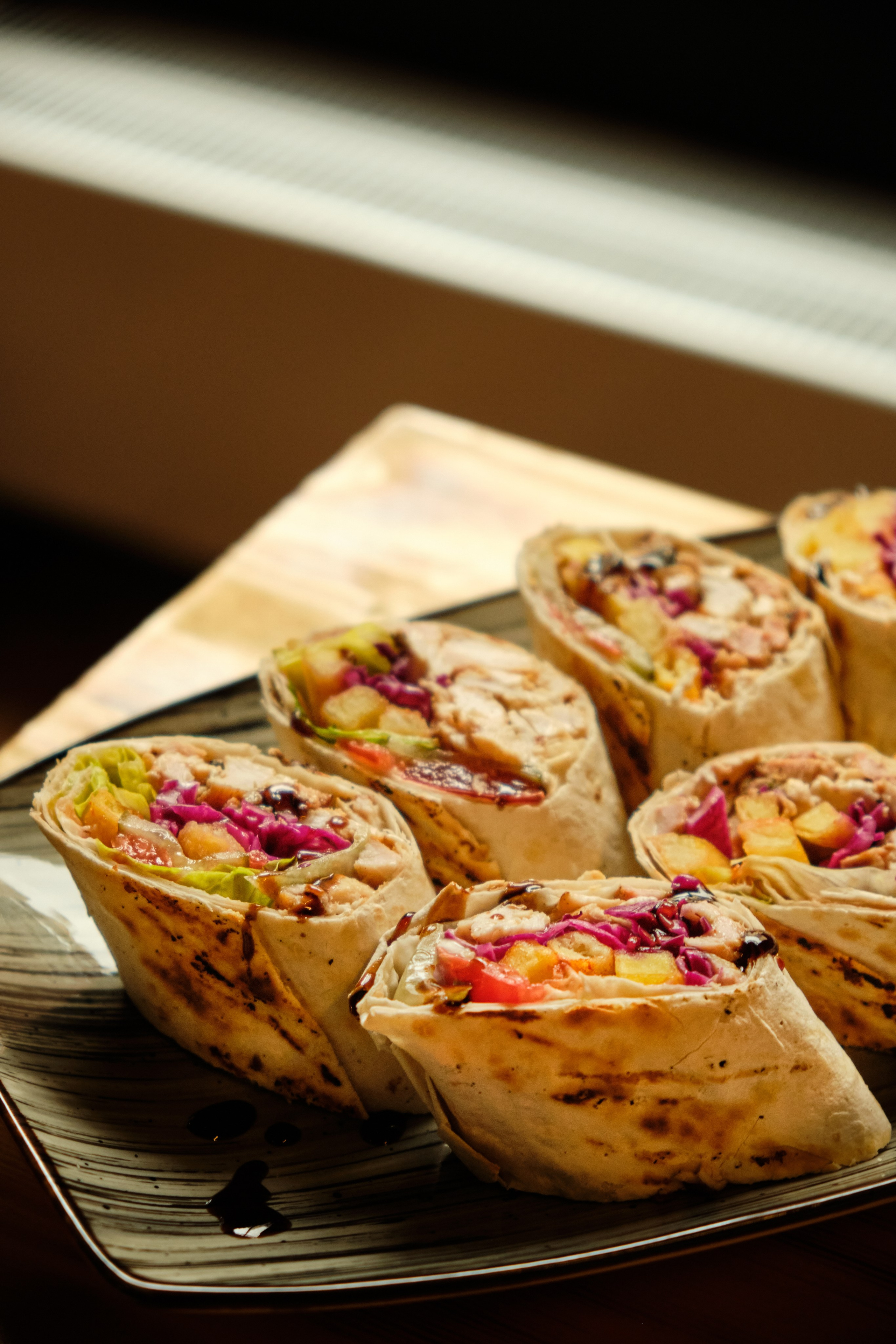 რესტორნის ფოტოგადაღება ბურგერებითა და გრილ მენიუთი | ფუდ ფოტოგრაფი და ინტერიერები თბილისი. კომერციული ფოტოგრაფი თბილისი | კერძებისა და პროდუქციის გადაღება | გორბაჩოვი ვიტალი