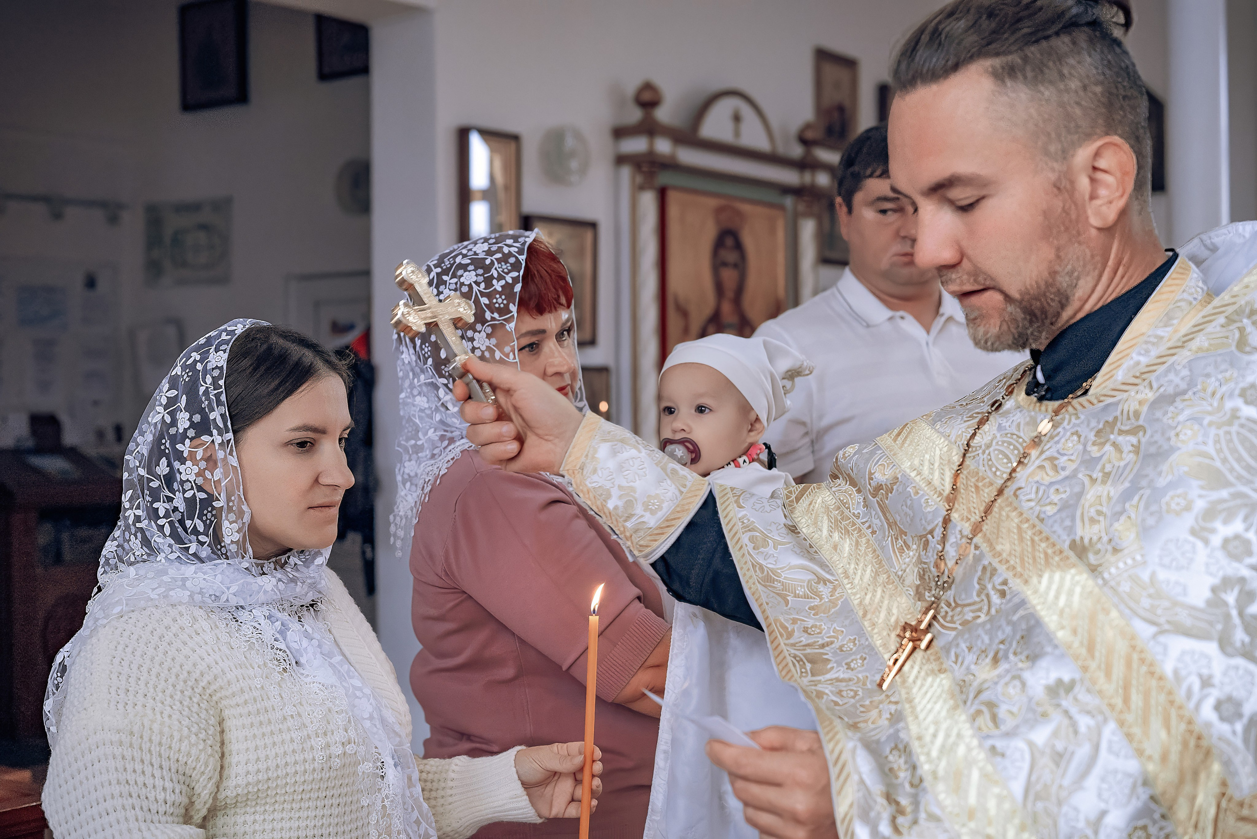 Крещение Алины в Трехсвятительской церкви Красноярск. Фотографы крещения/венчания  Красноярск Татьяна и Вячеслав Переваловы