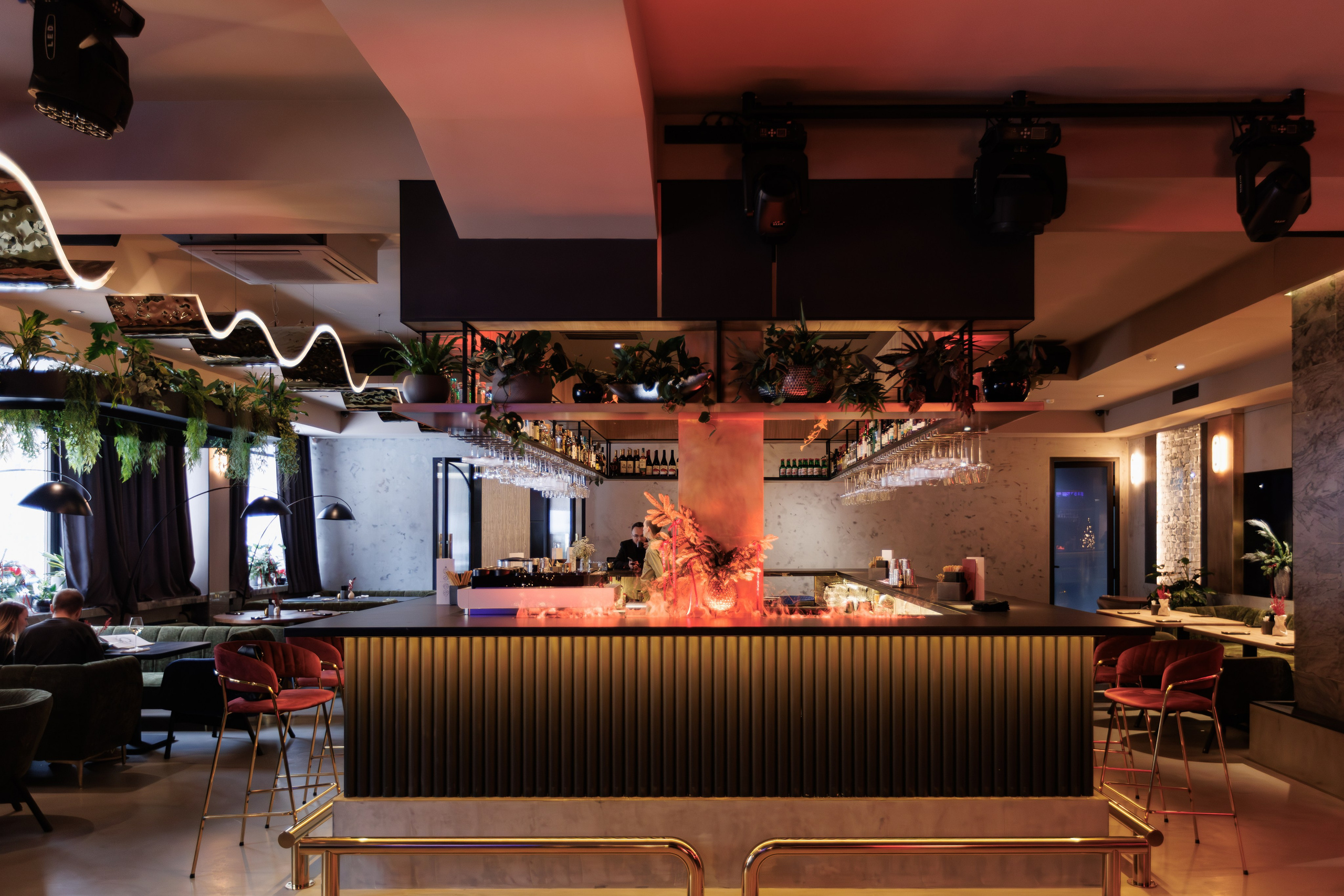 Фотограф для интерьерной съемки ресторана. Контент для бизнеса в Екатеринбурге Полдень Медиа
