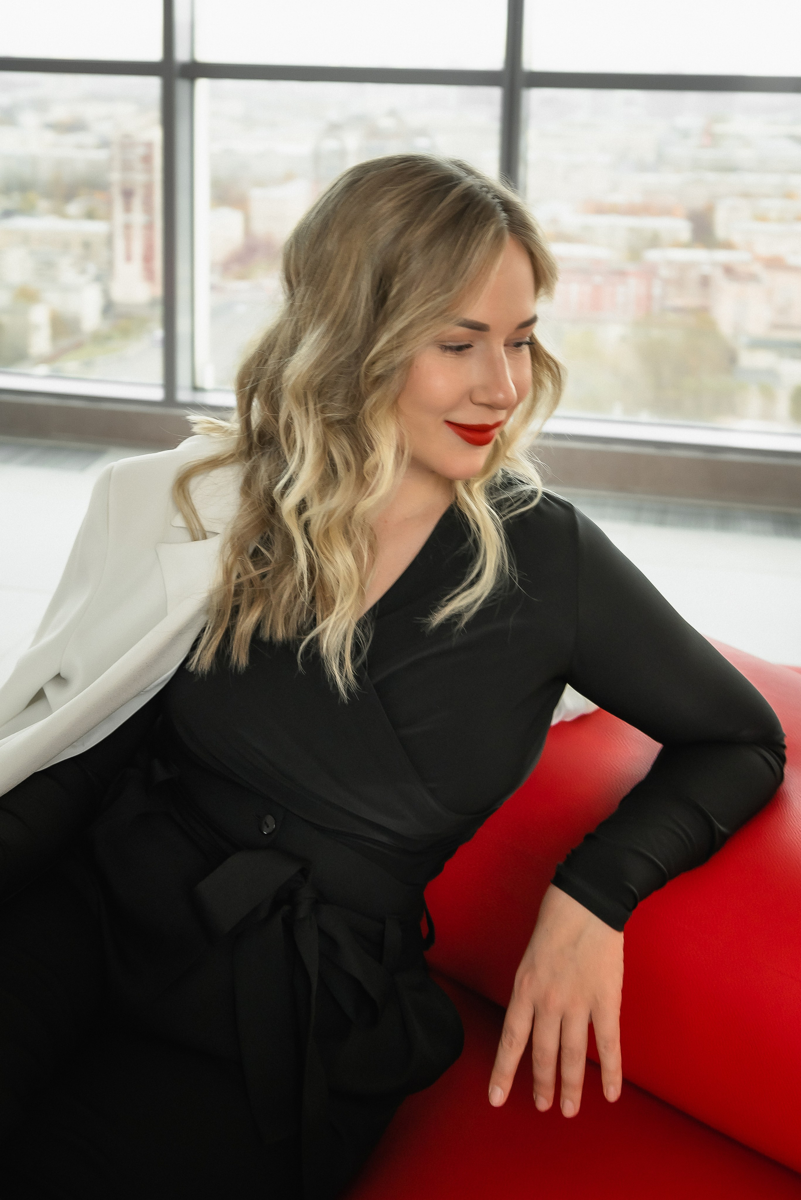 Портрет на красном фоне. КОНТЕНТ | БРЕНД фотограф Санкт-Петербург — Жанна Олтаржевская