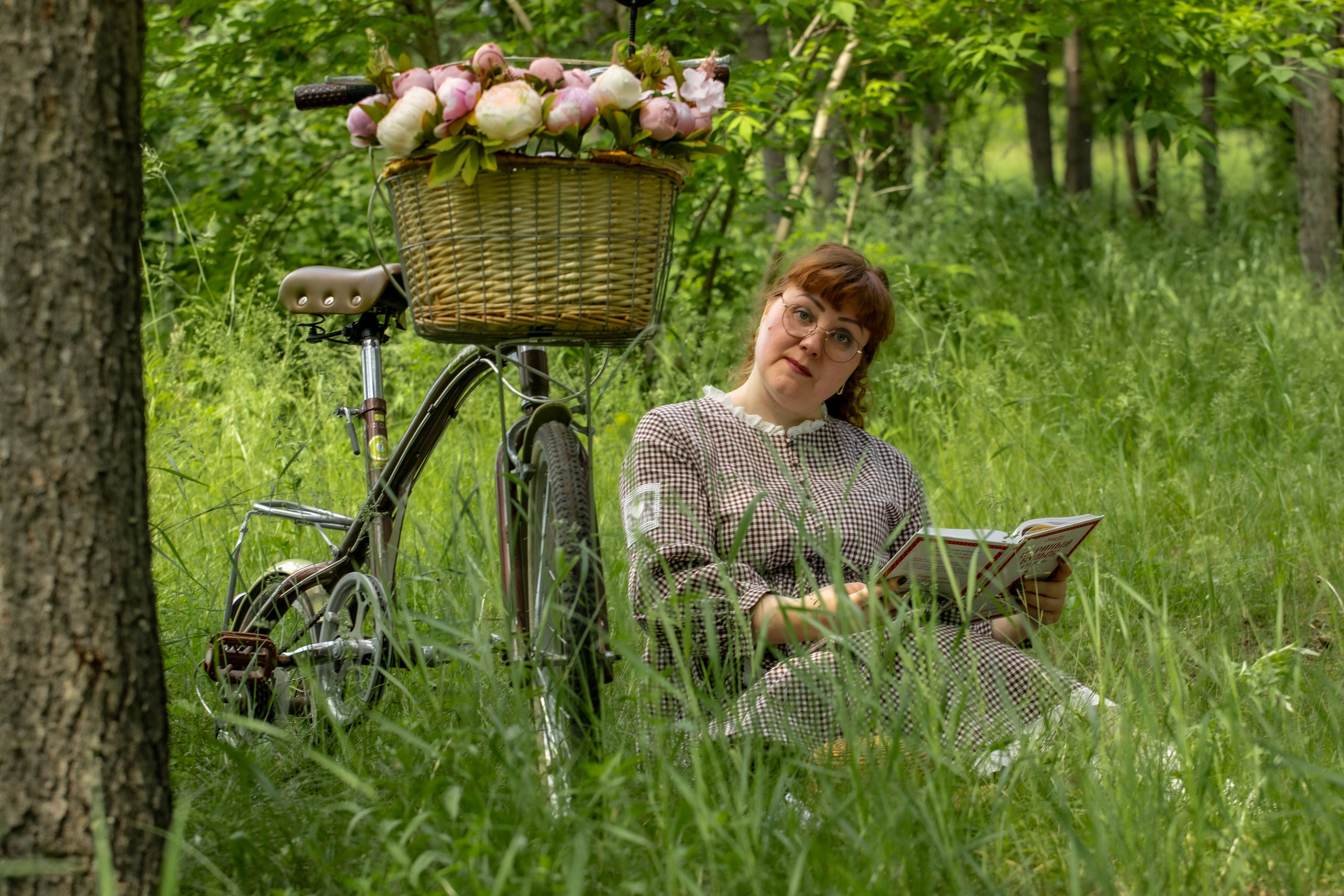 Дама с ретро-велосипедом