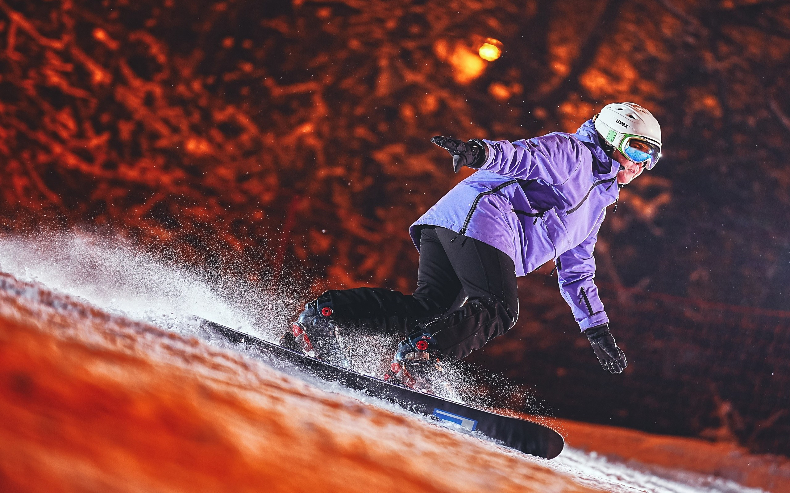 Вечернее и ночное катание на горных лыжах и сноуборде. Съемка с использованием внешних вспышек. Фото: Студитский Евгений