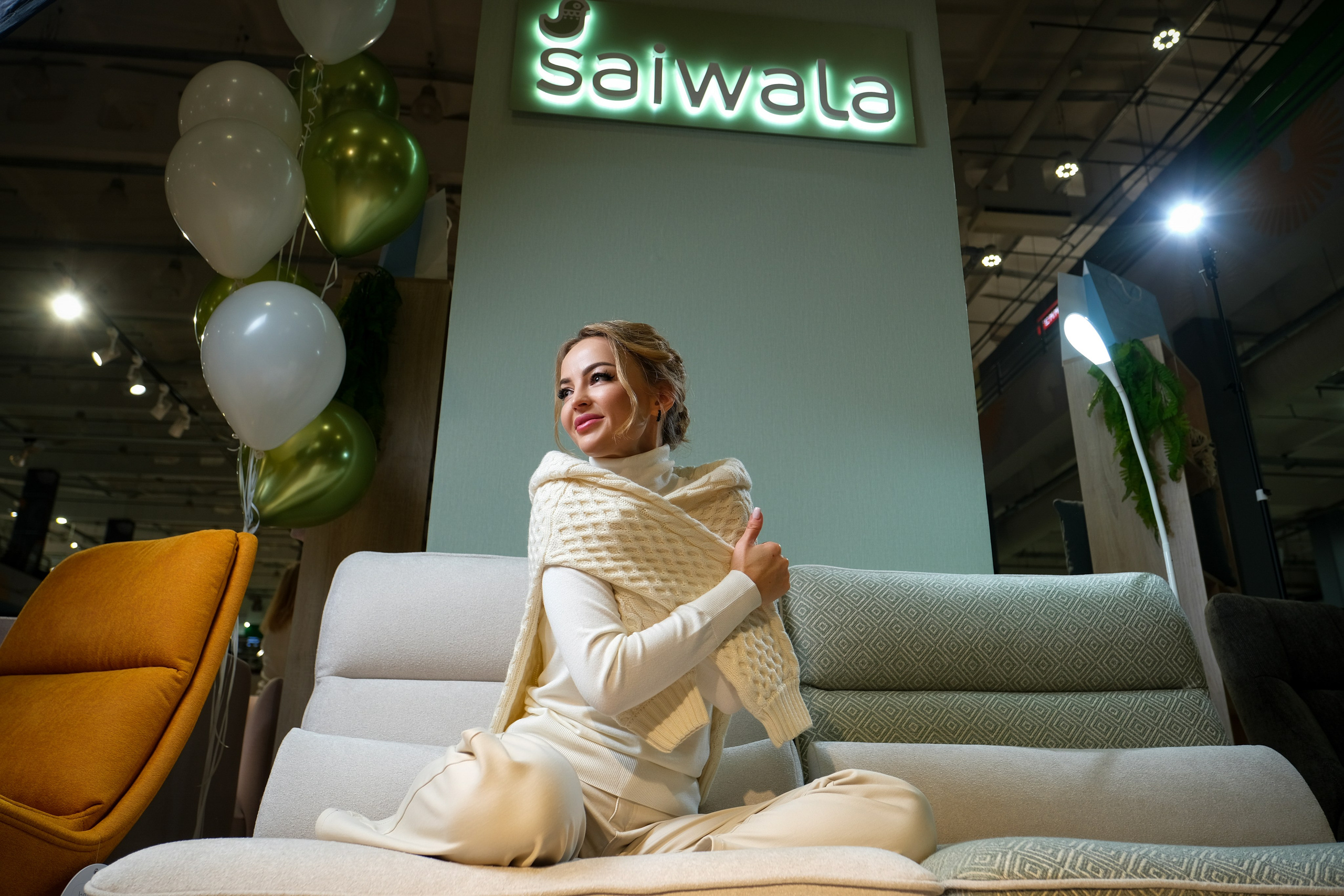 Портрет девушки на диване