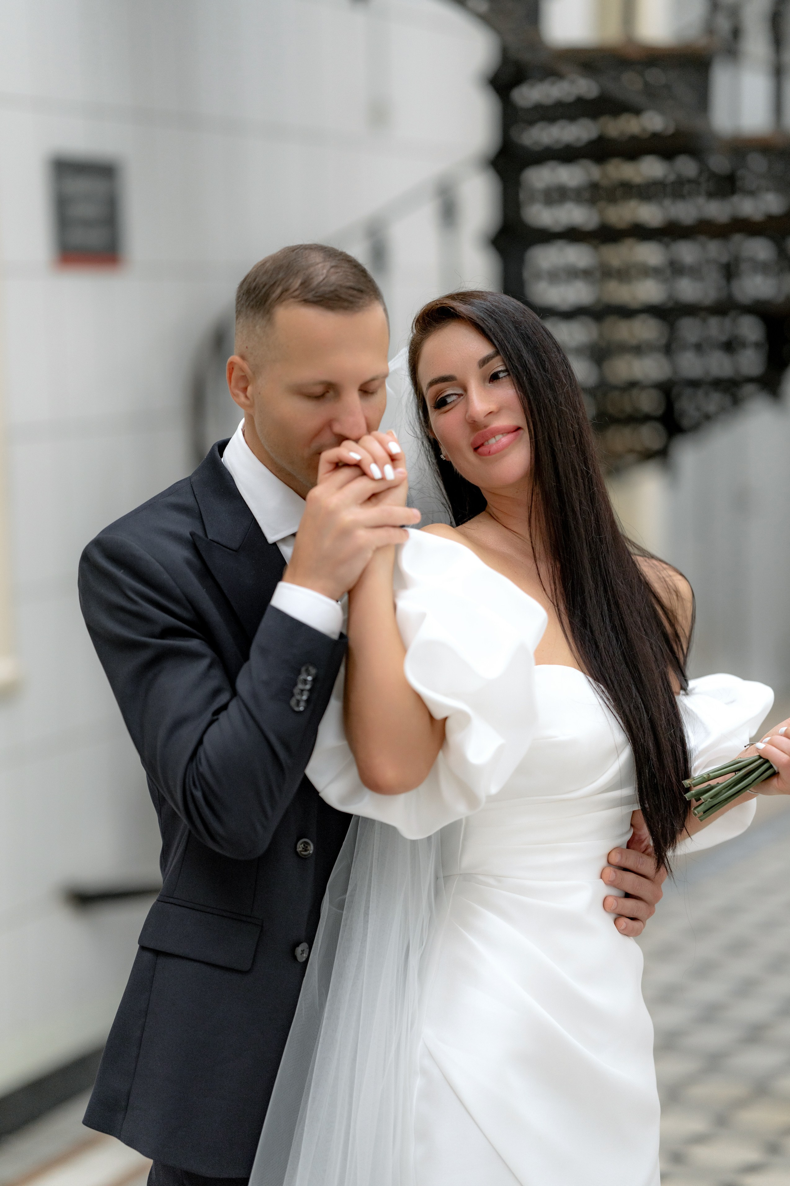 Сборы в квартире, прогулка под дождем и роспись во Дворце № 1. Свадебный фотограф Александр Невский в Санкт-Петербурге