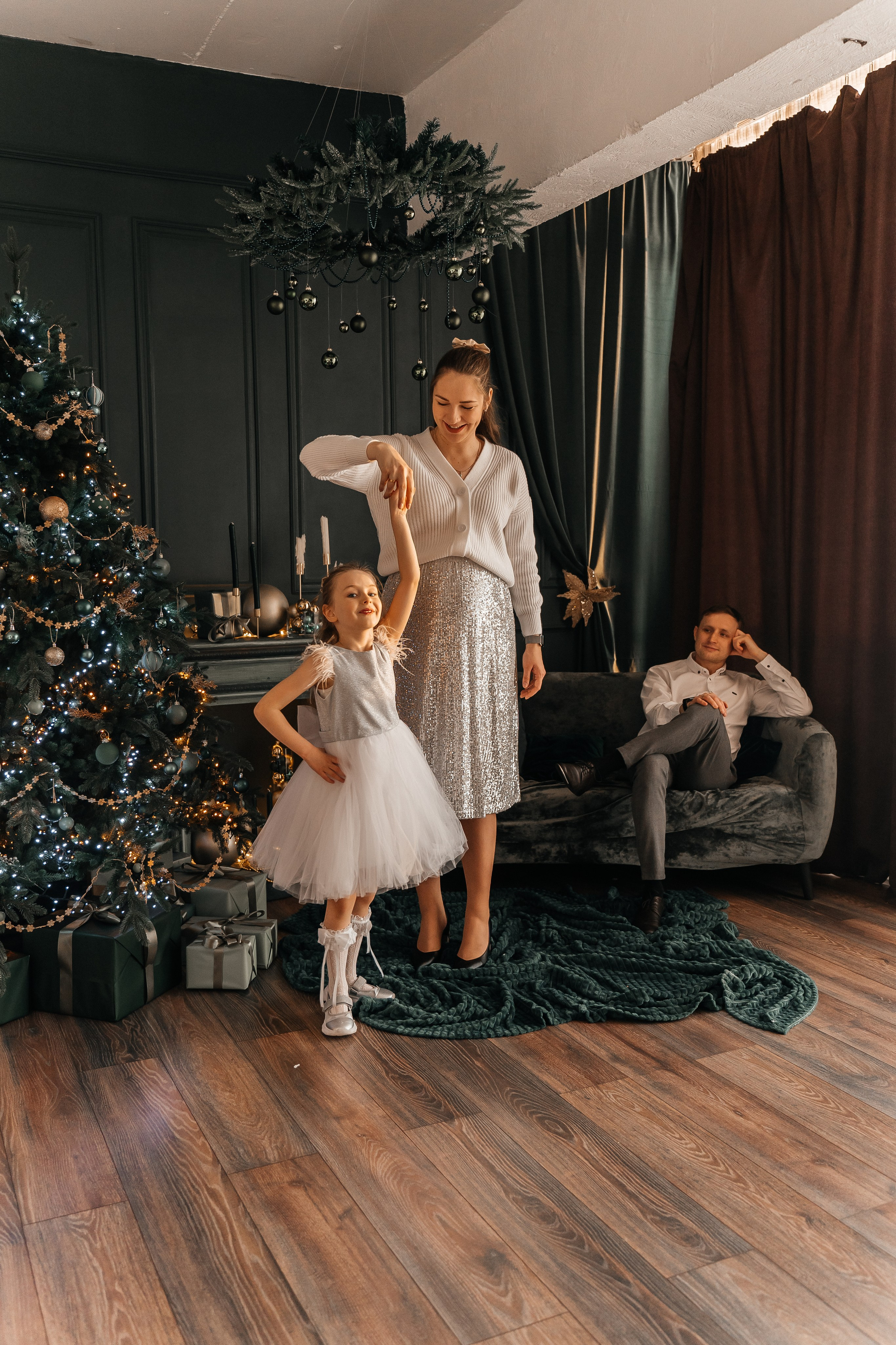 Новогодняя. Для тех, кто не ждёт удачи, а создаёт её. Каждая фотосессия — это твой момент, твой стиль, твой успех. 📸