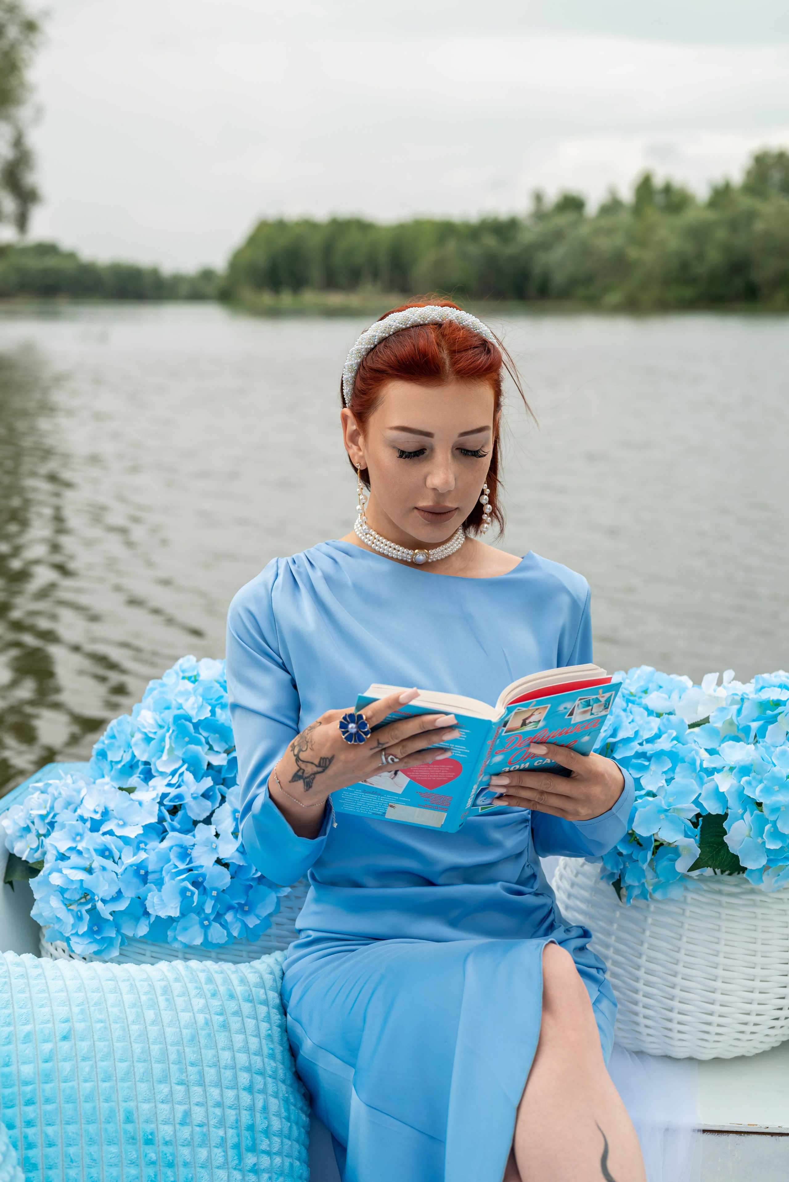 Фотопроект на лодке с голубыми гортензиями. Фотограф в городе Салават