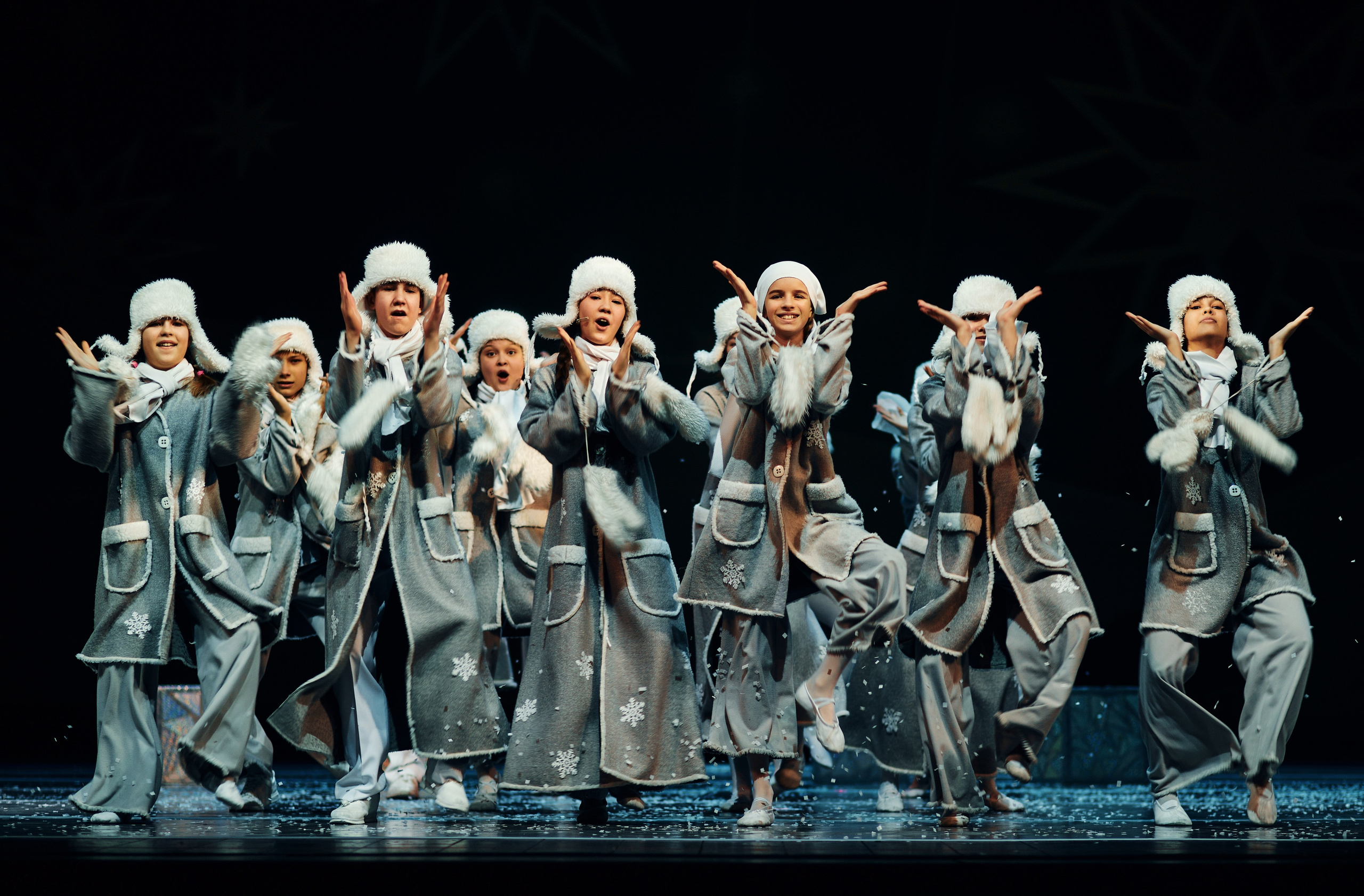 Сцена с бандой разбойников в спектакле "Снежная королева"