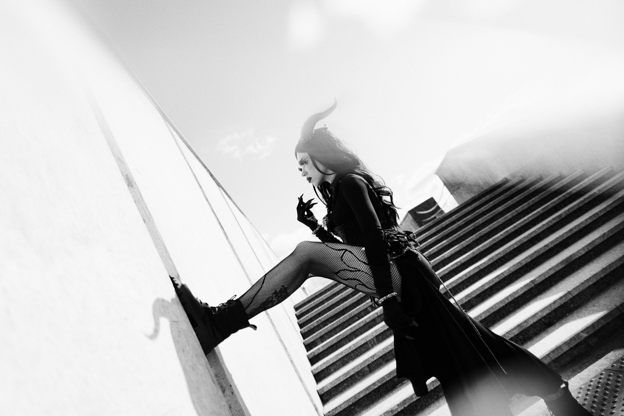 Черно-белый художественный портрет в необычном образе. Атмосферная съемка с жестким светом и тенями.