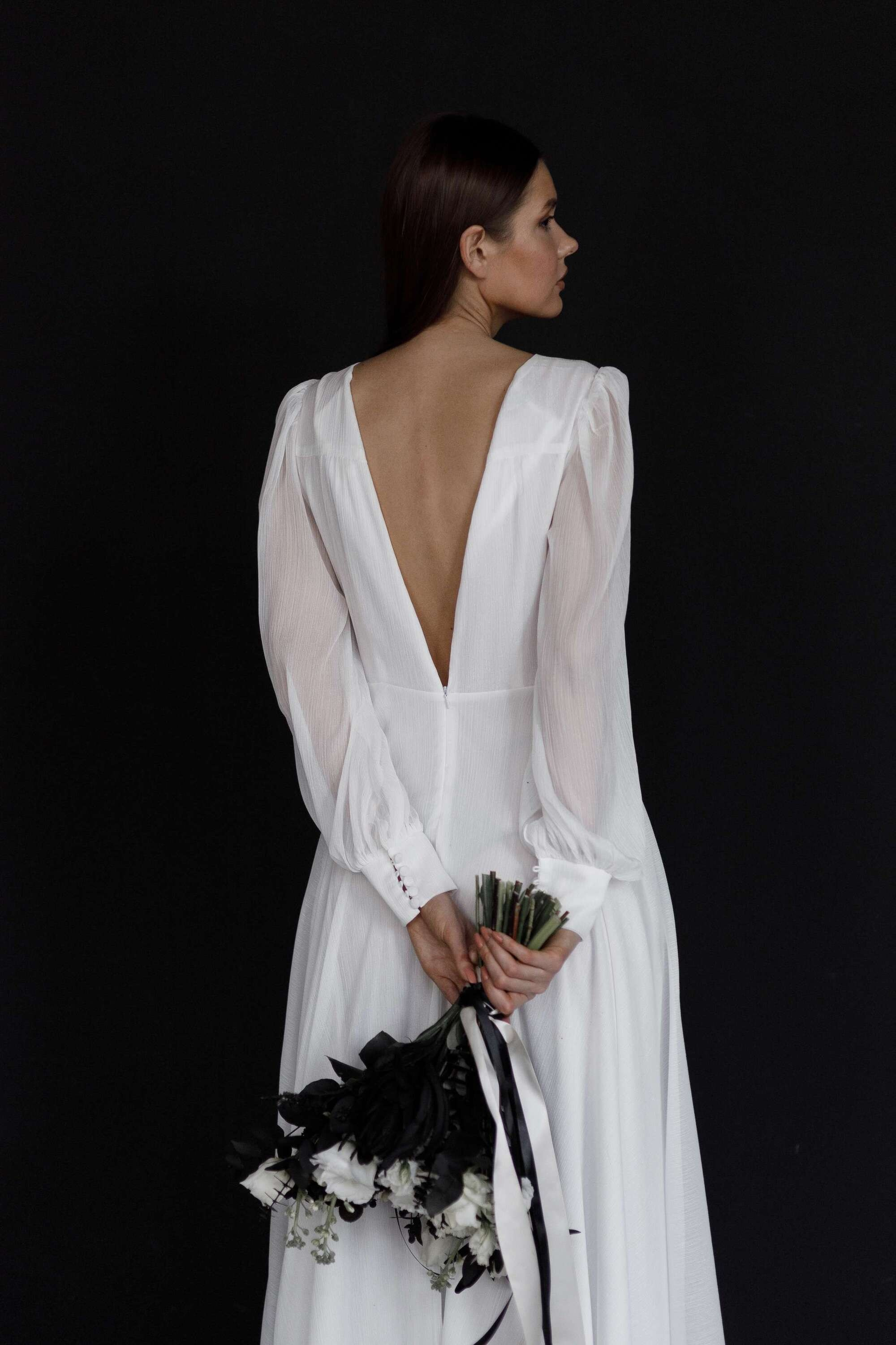 Невеста в темных тонах с черным букетом