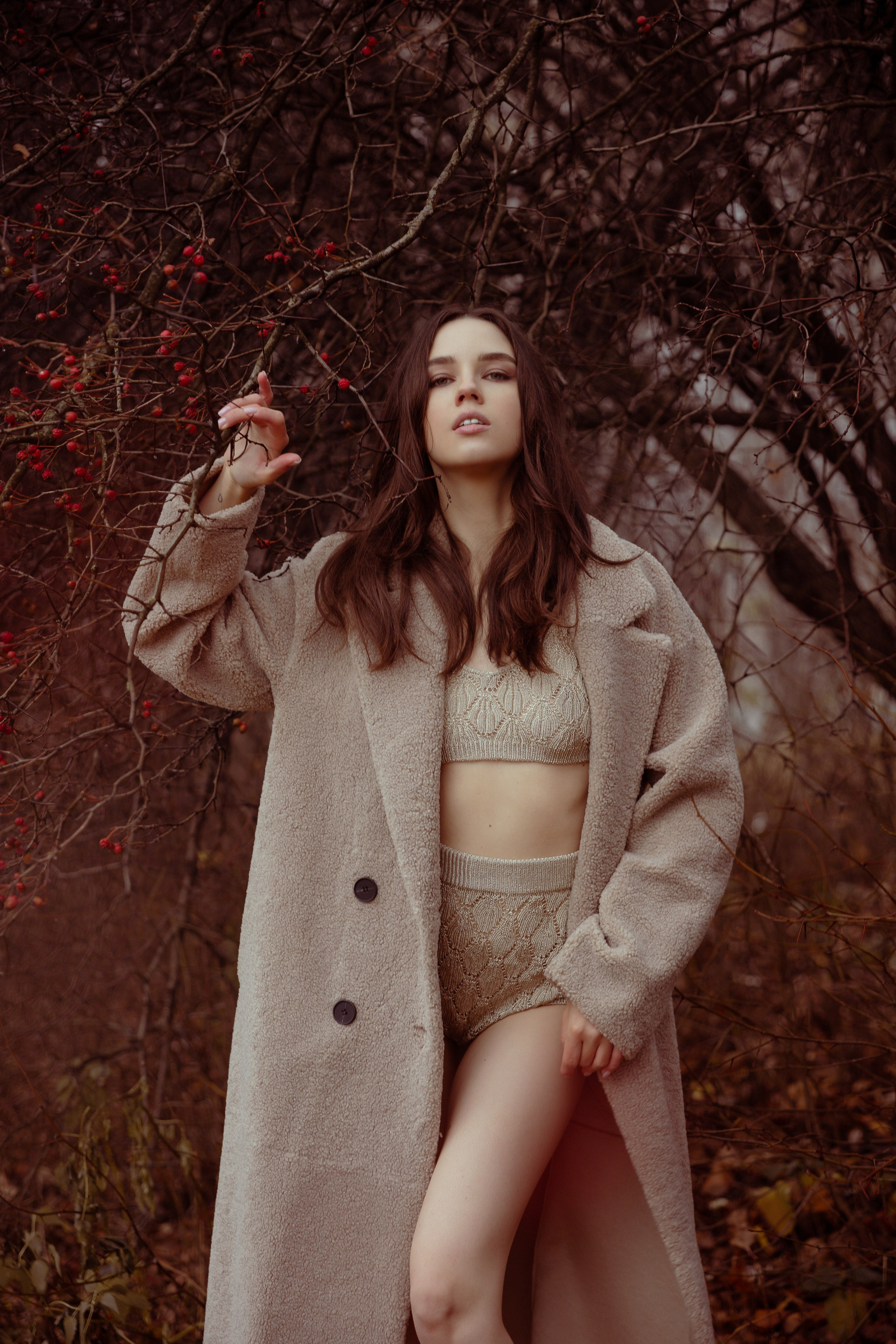 Стильная и модная девушка в туманном парке фотографируются