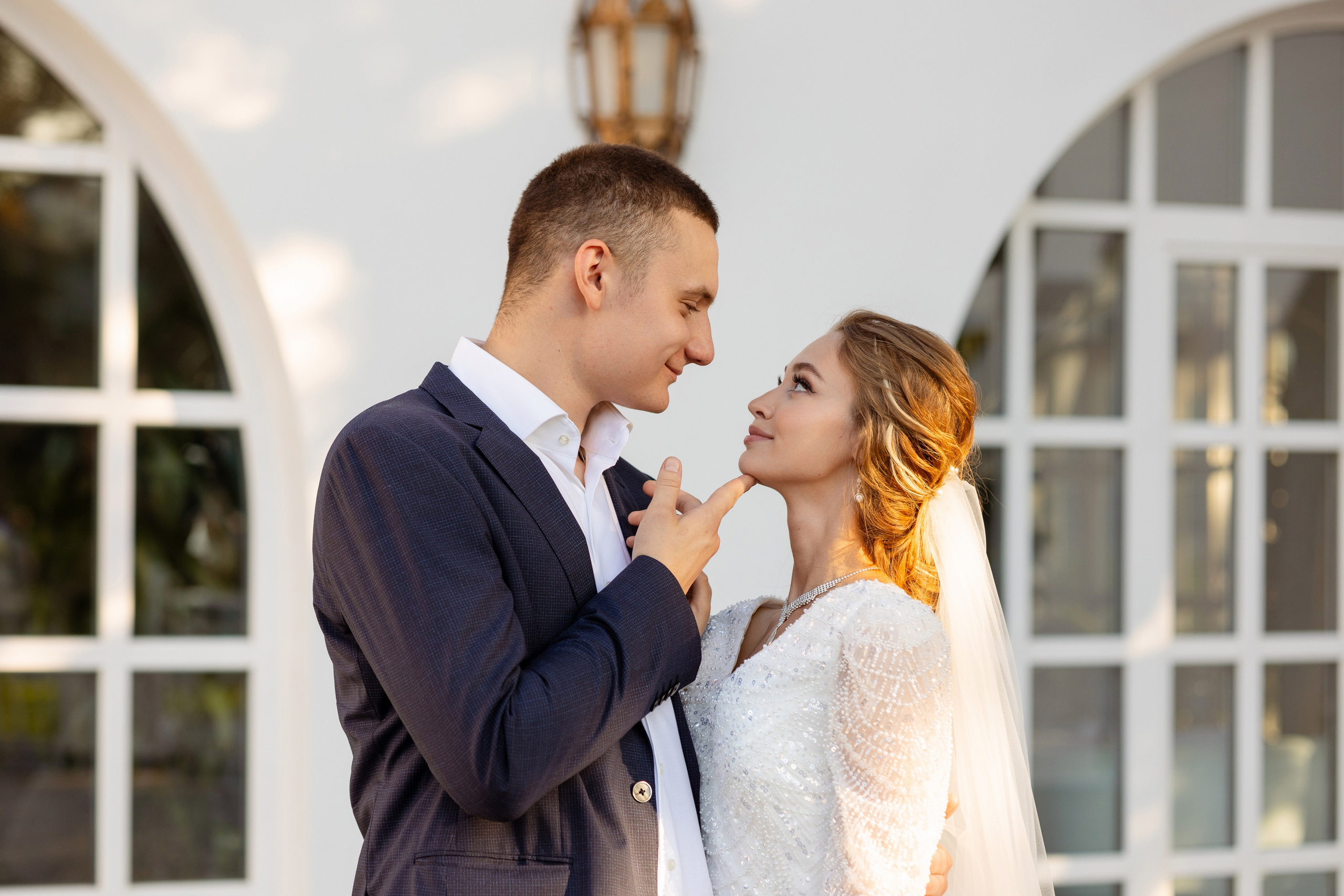 На портрете молодые в профиль смотрят друг на друга.