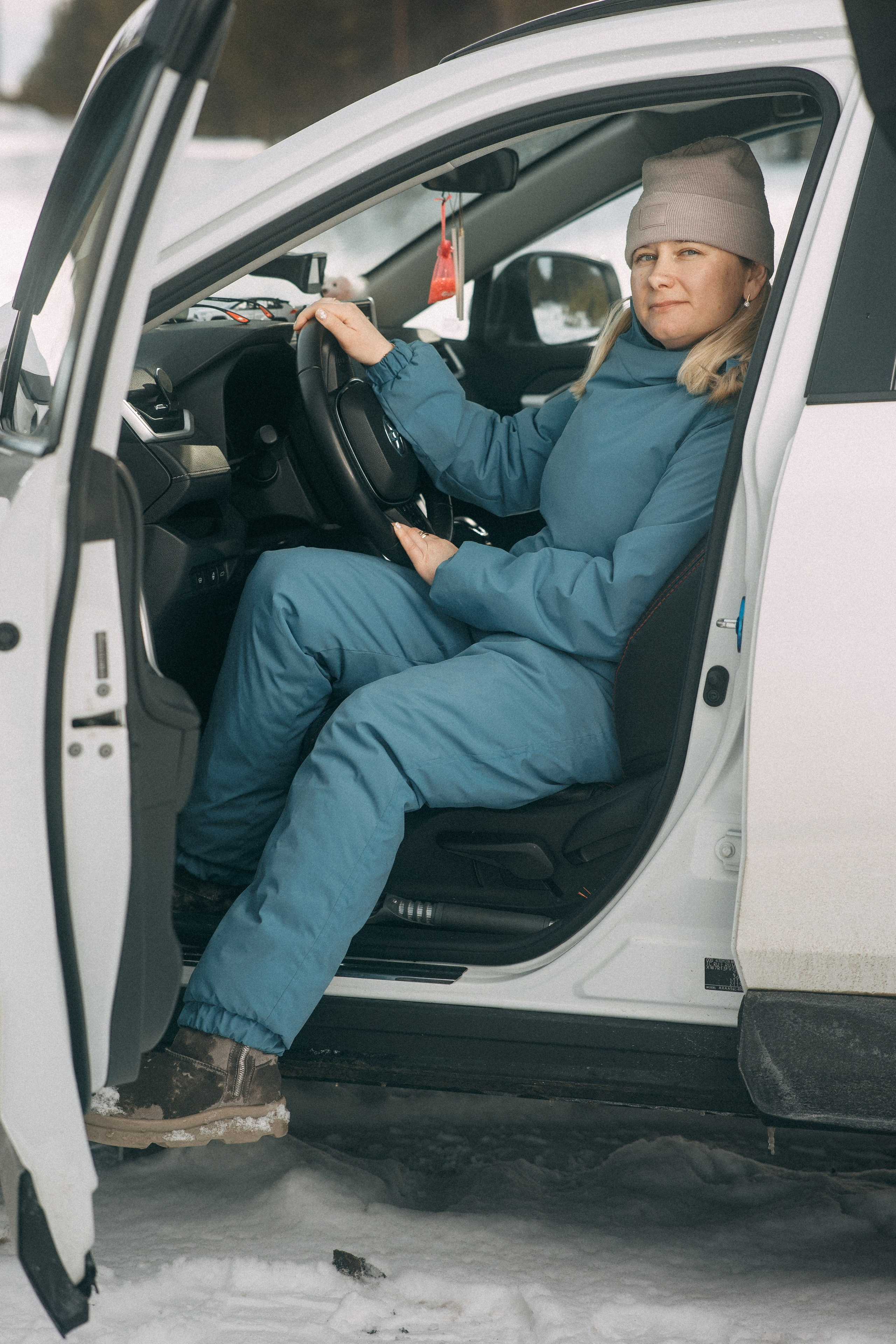 Зимняя фотосессия Анастасия и Евгений и их пёс по кличкеГранд. Артём Печерин фотограф в Оленегорске