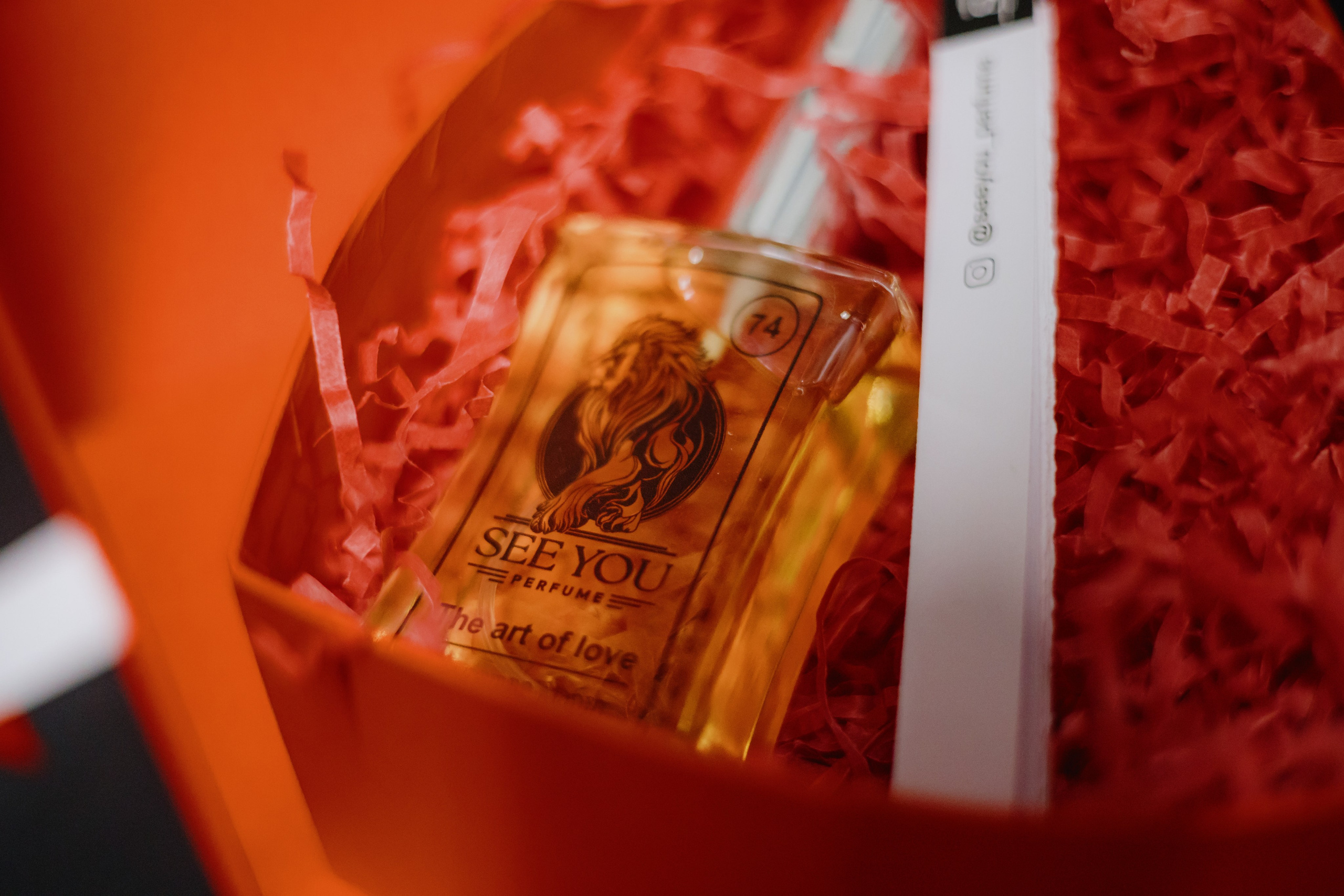 See `You Perfume. Фотограф в Москве и Санкт-Петербурге Дарина