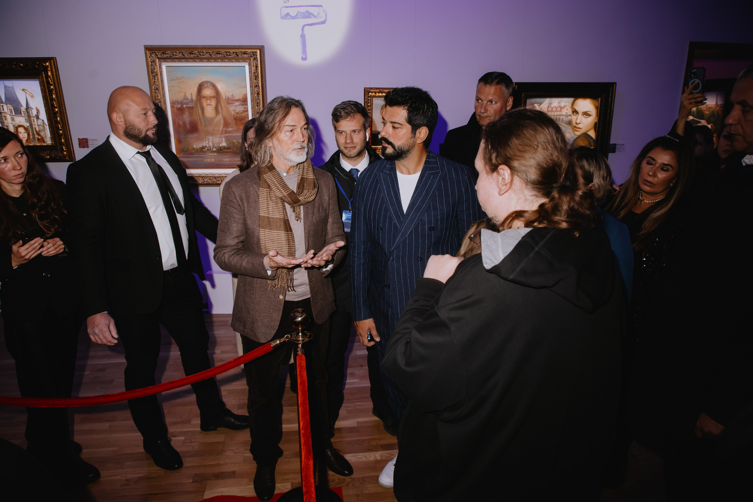 Бурак Озчивит посетил выставку Никаса Сафронова. Фотограф в Москве и Санкт-Петербурге Дарина