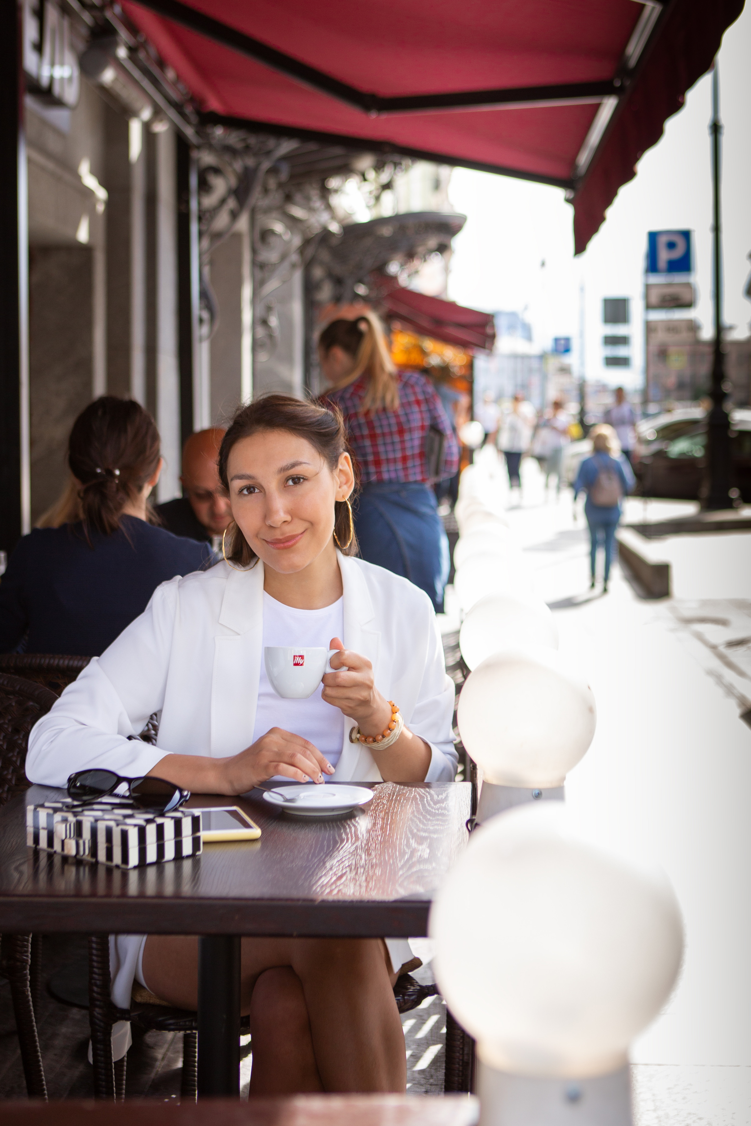 Уличная контентная съёмка для блога в инстаграм в Санкт-Петербурге. Филатова Мария репортажный и портретный фотограф в Санкт-Петербурге