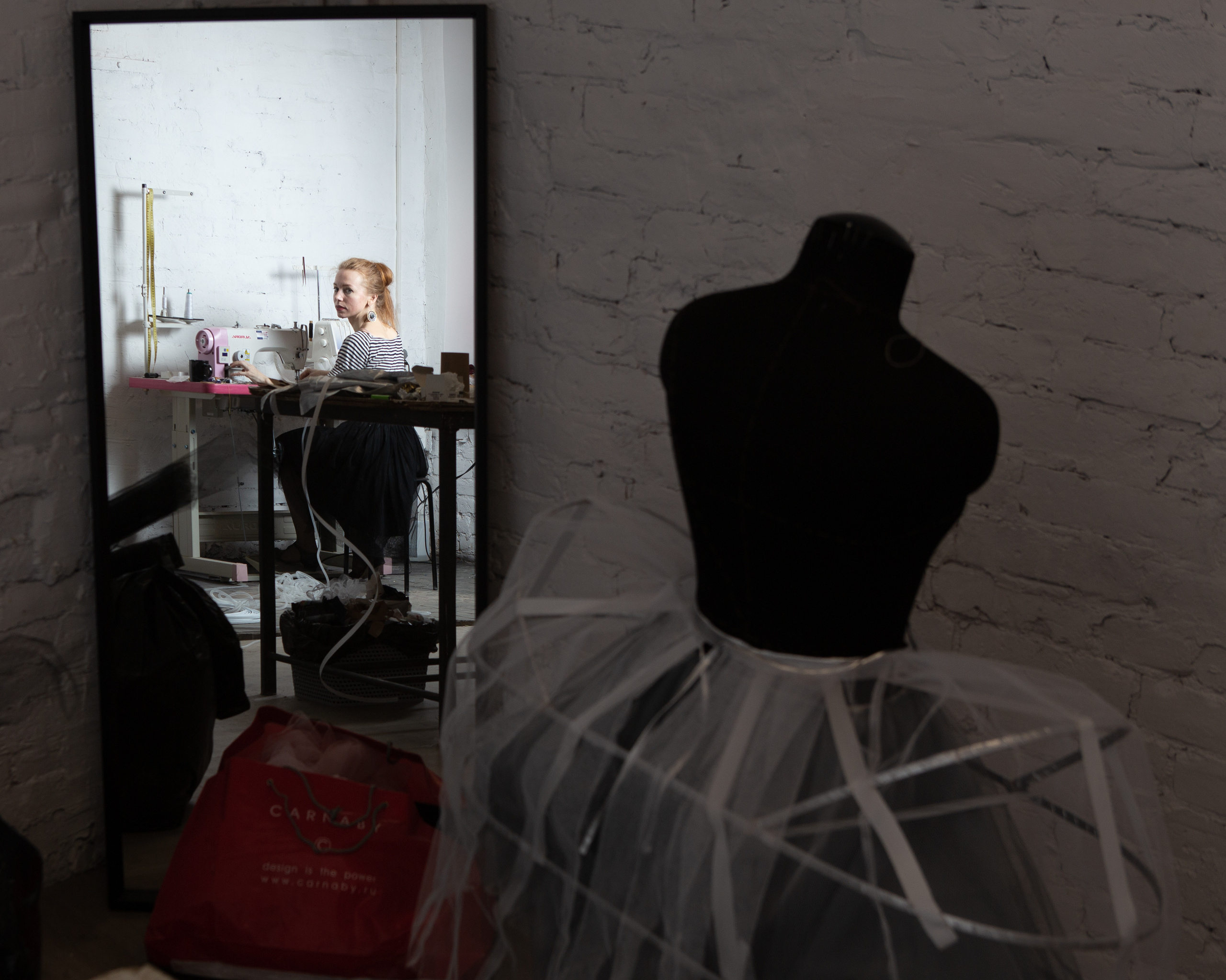 Фотоистория о дизайнере и её платье. Филатова Мария репортажный и портретный фотограф в Санкт-Петербурге