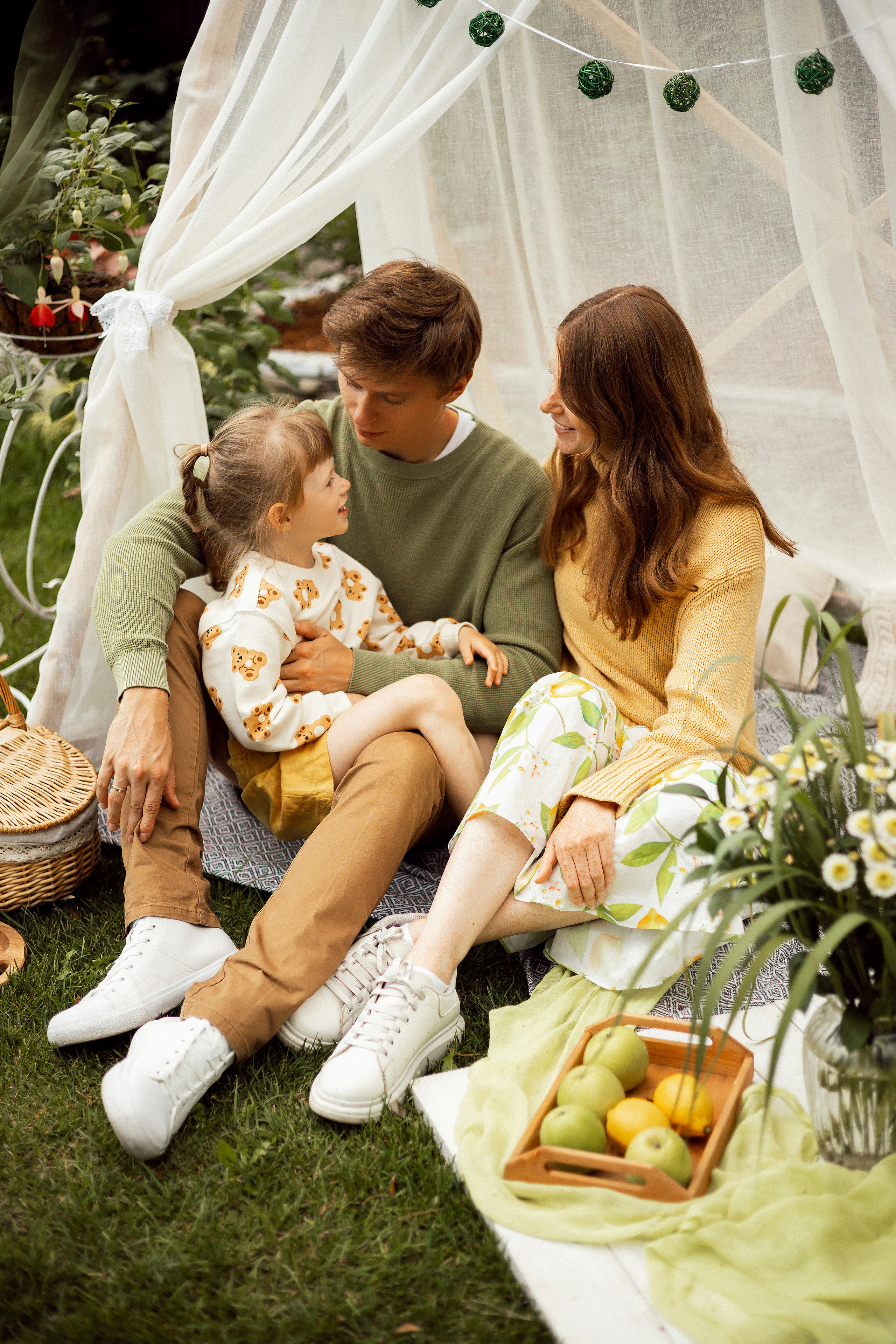 Семейная фотосессия в саду. Женский и семейный фотограф в Москве Виктория