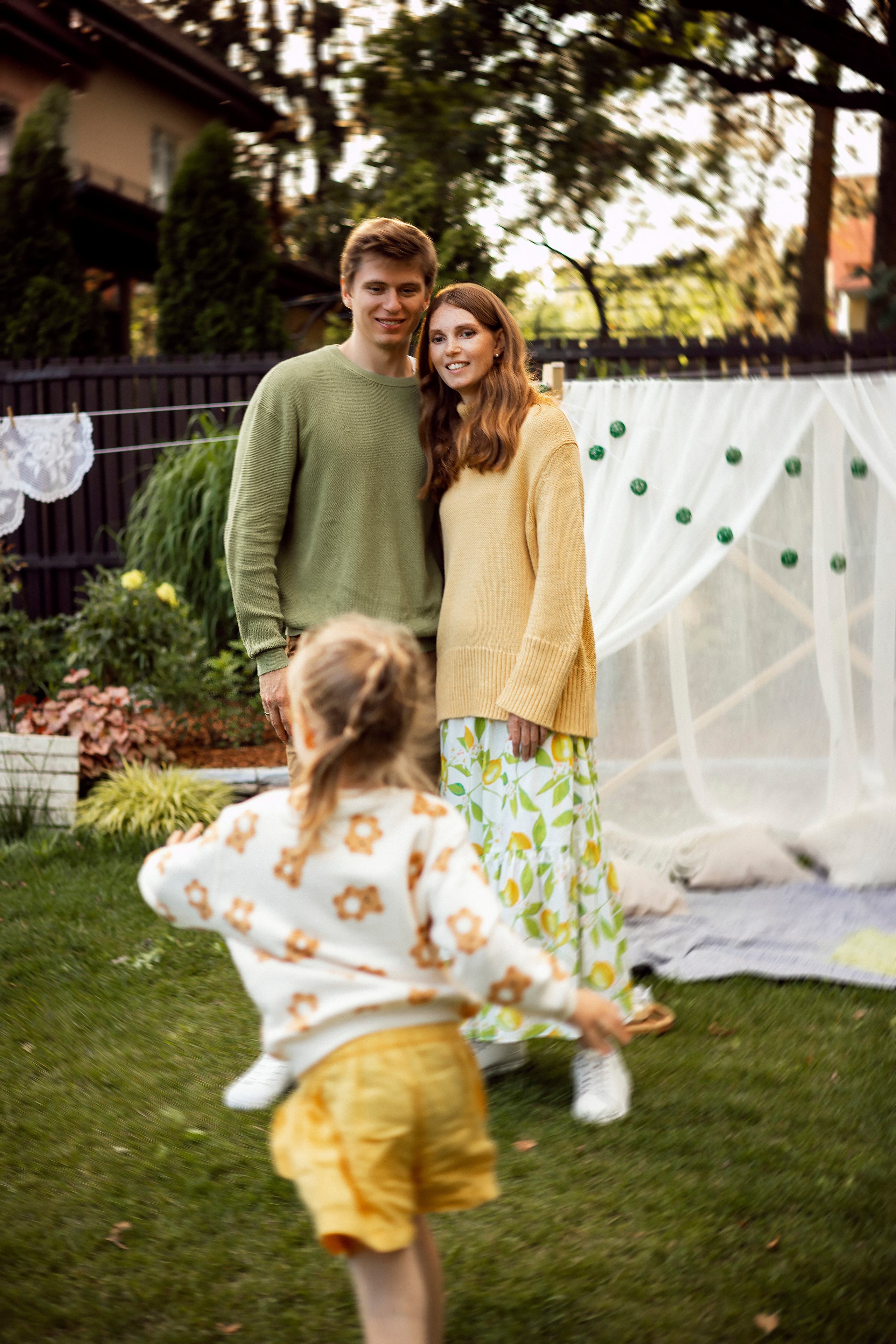 Семейная фотосессия в саду. Женский и семейный фотограф в Москве Виктория