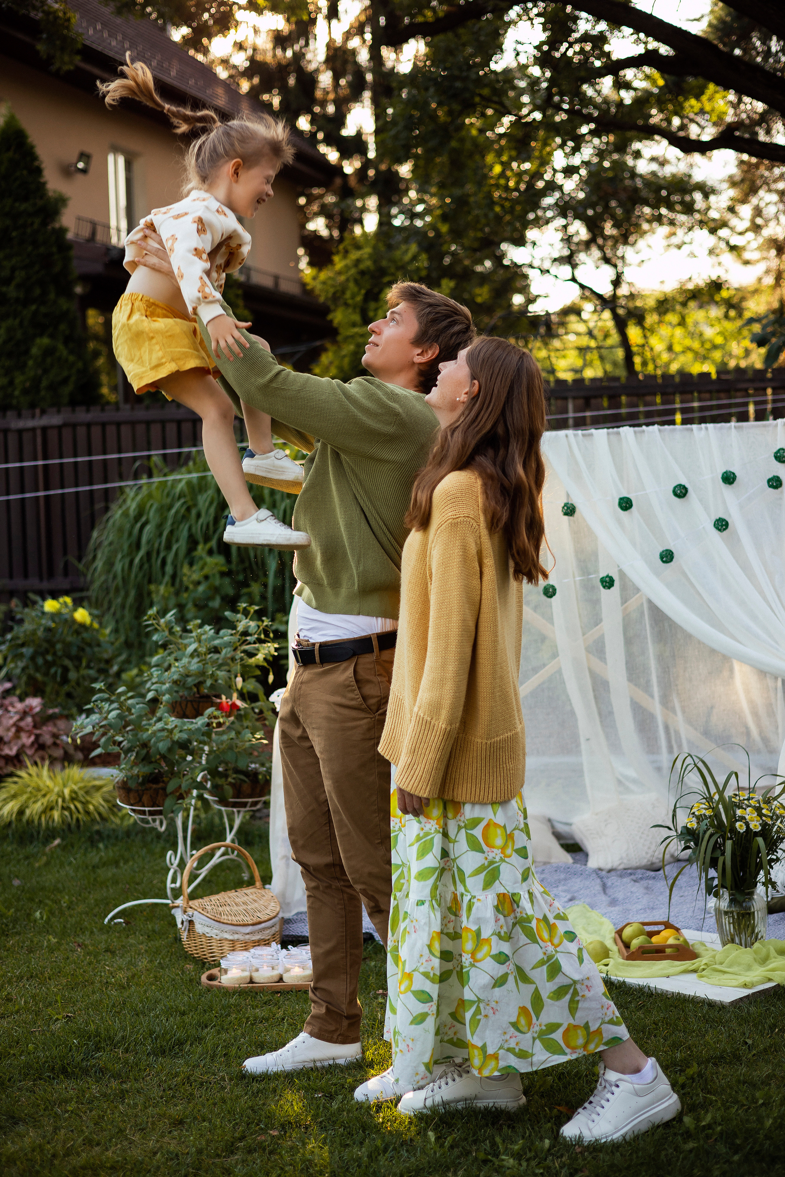 Семейная фотосессия в саду. Женский и семейный фотограф в Москве Виктория