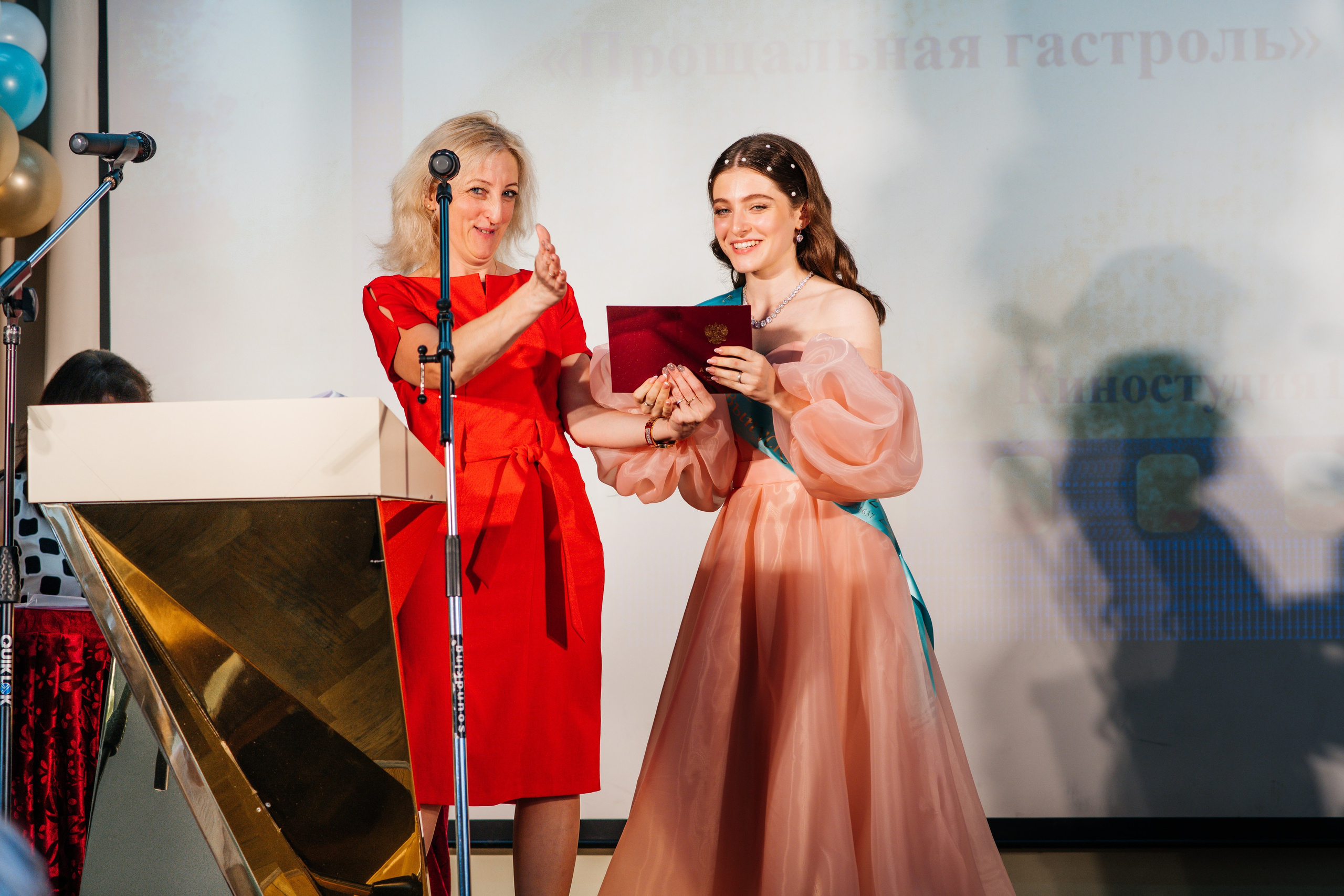 Вручение аттестатов. Выпускные альбомы в Подольске Москве и МО