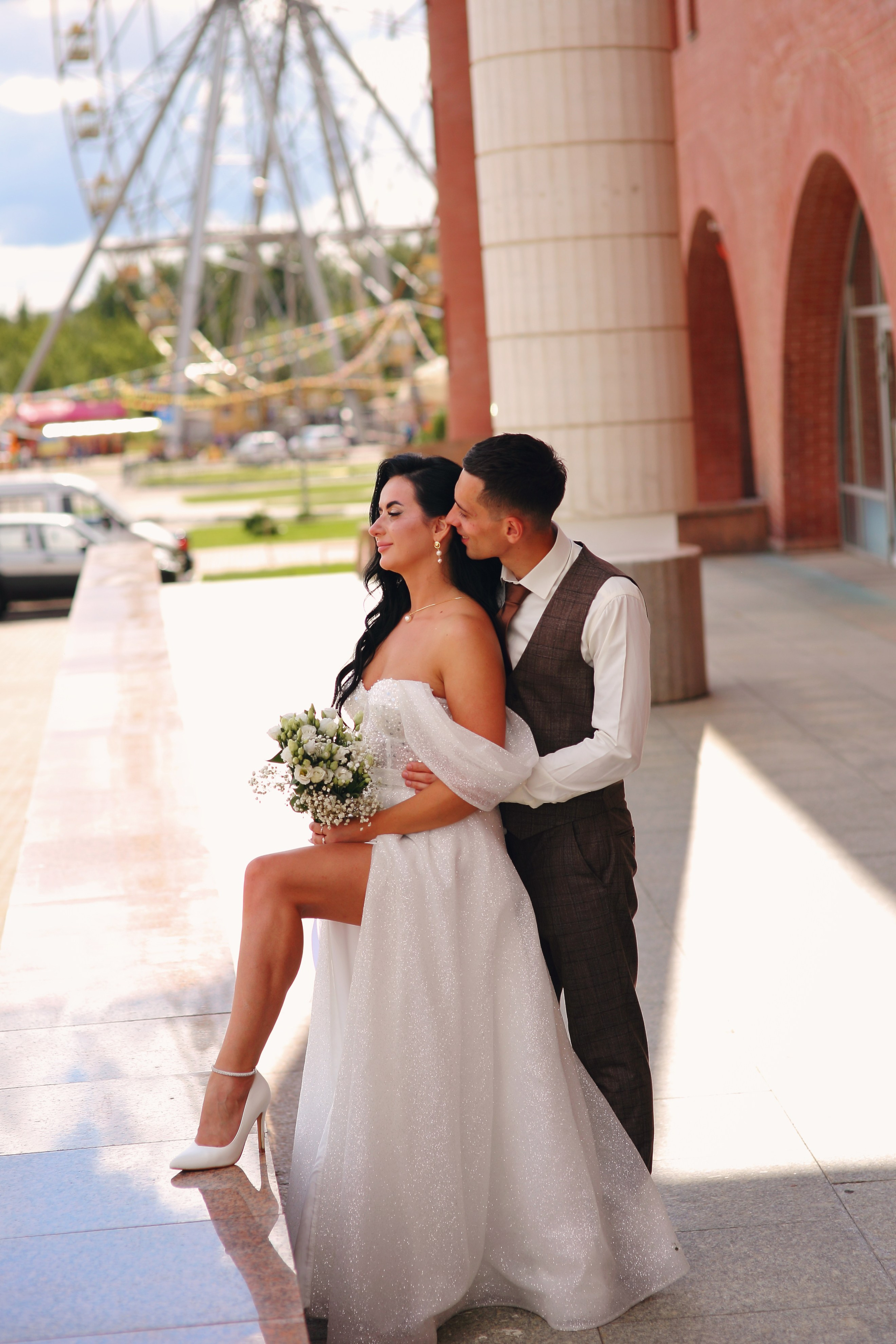 Съемка пары Марии и Ильи, гуляющих по городу. Свадебный и репортажный фотограф в Ярославле и Санкт-Петербурге Роман Микрюков