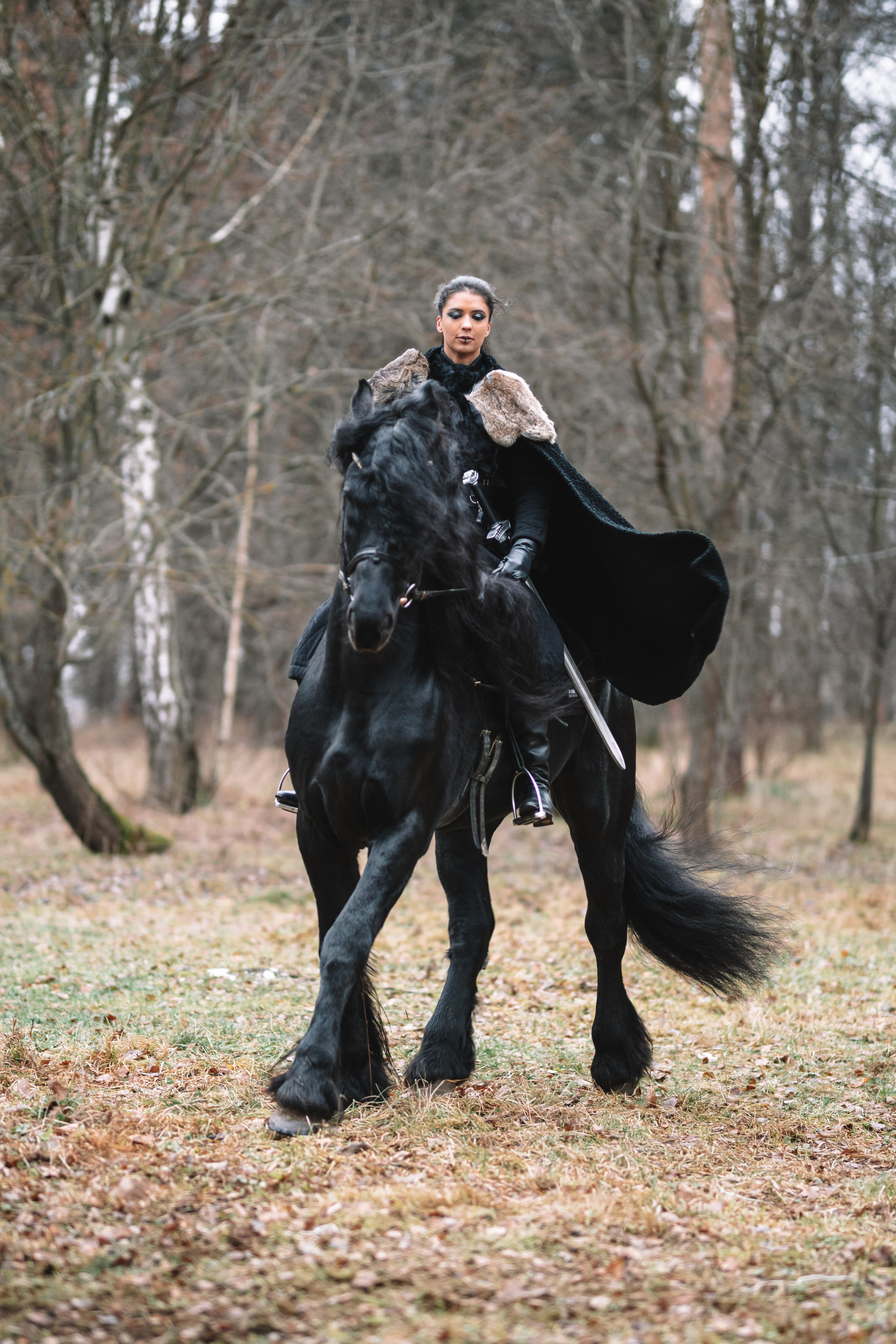 Наташа с фризом в костюме викинга. Фотосессии с лошадьми