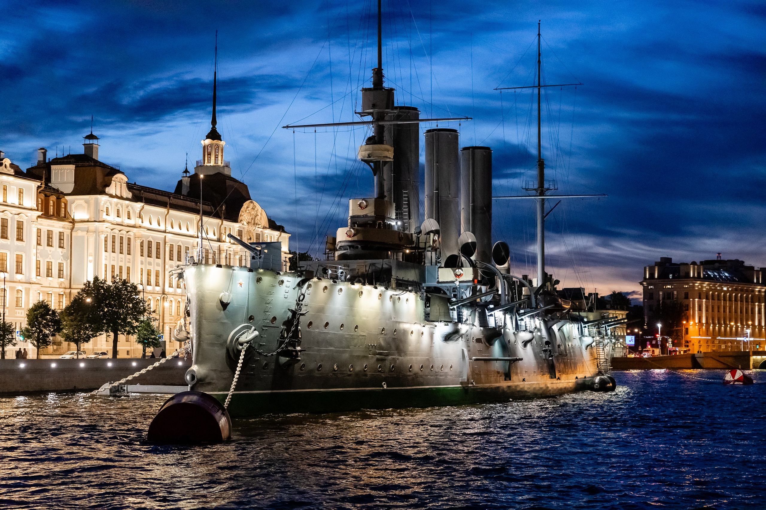 Вид с теплохода на Аврору с вечерней подсветкой 