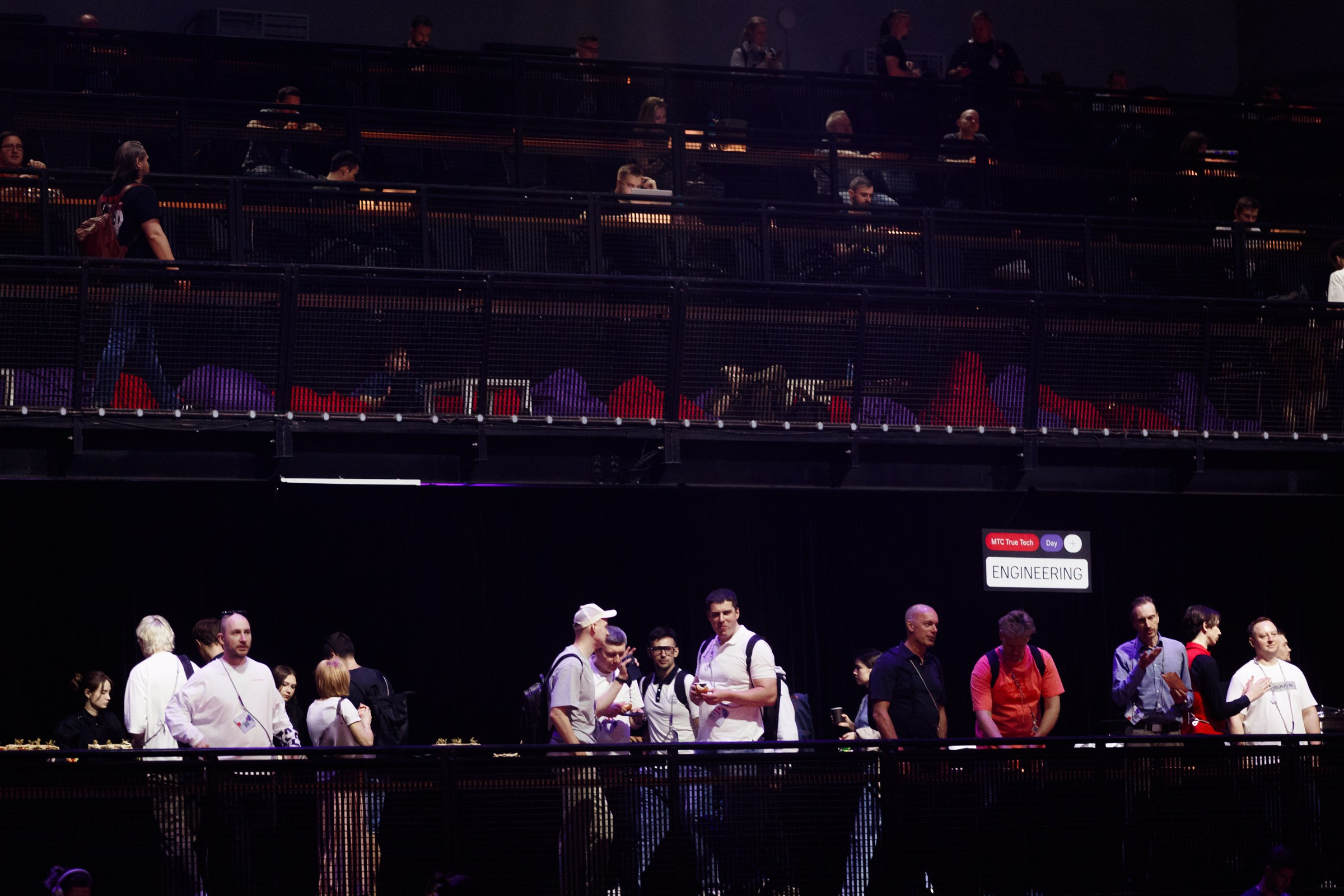 Групповое фото спикеров или организаторов на сцене под софитами, фиксация ключевых моментов форума.