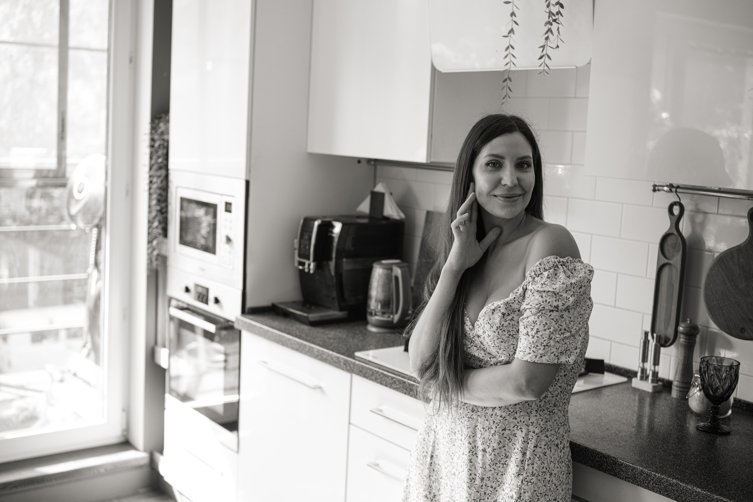 Алиса дома с мамой, братом и котом. Семейный детский ньюборн фотограф в Москве Марта Петрова