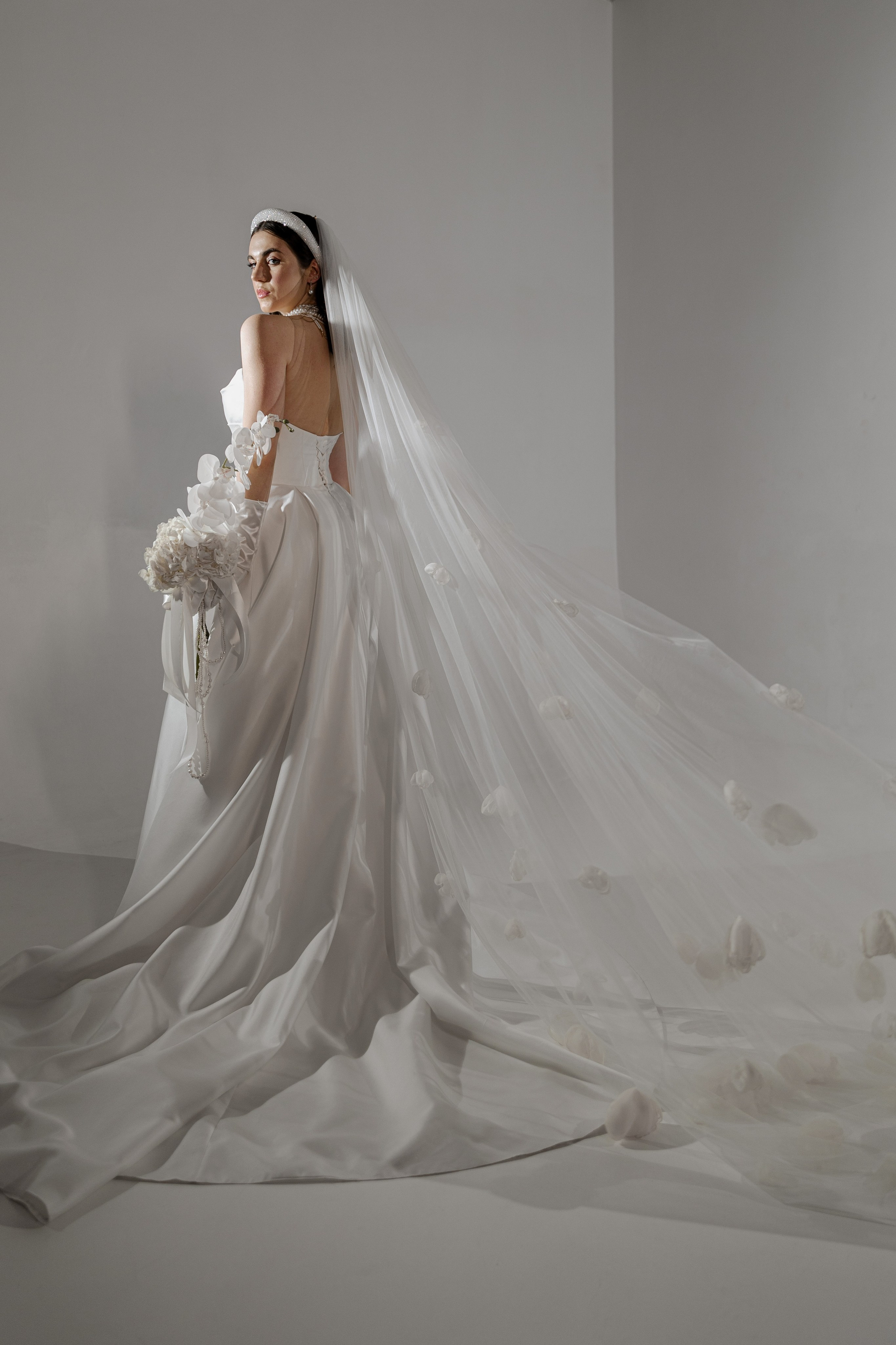 Алена. Я Ира и я фотографирую свадьбы более 10 лет