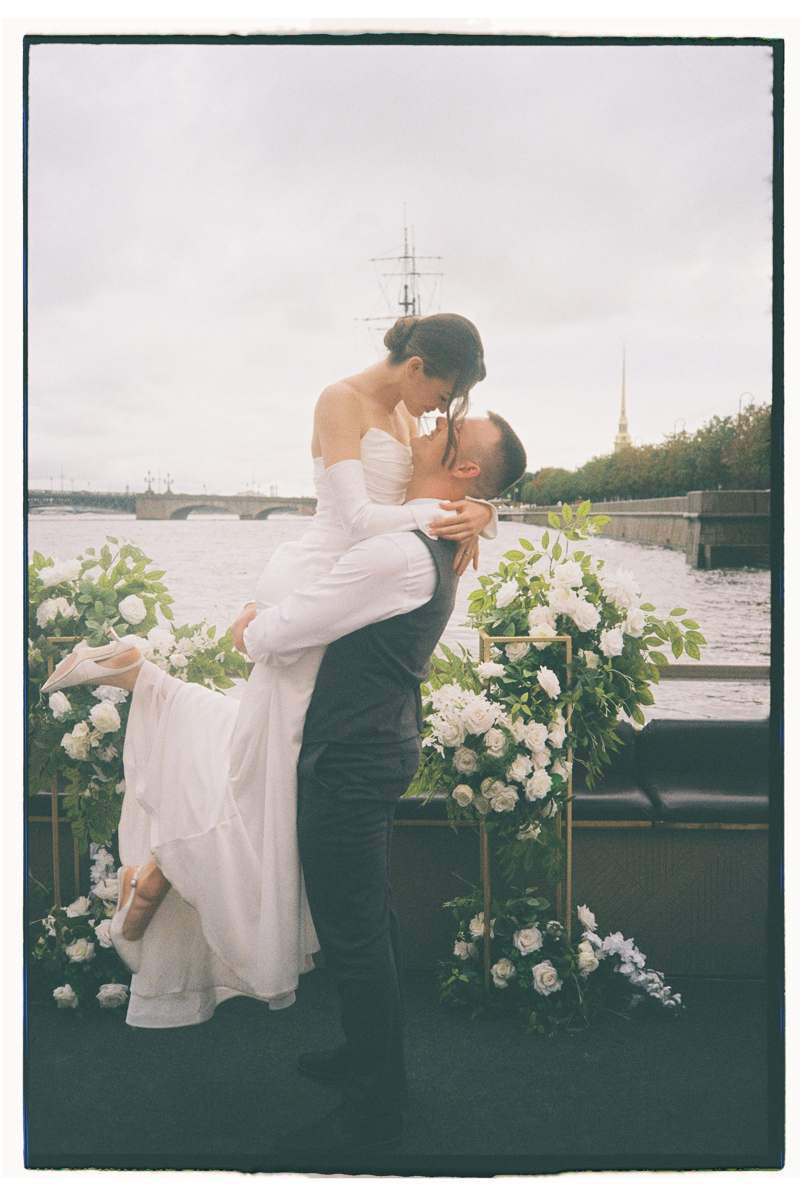 Свадьба в Питере на катере. Сестры Карабаза. Фотографы и ретушеры в Москве и Санкт-Петербурге