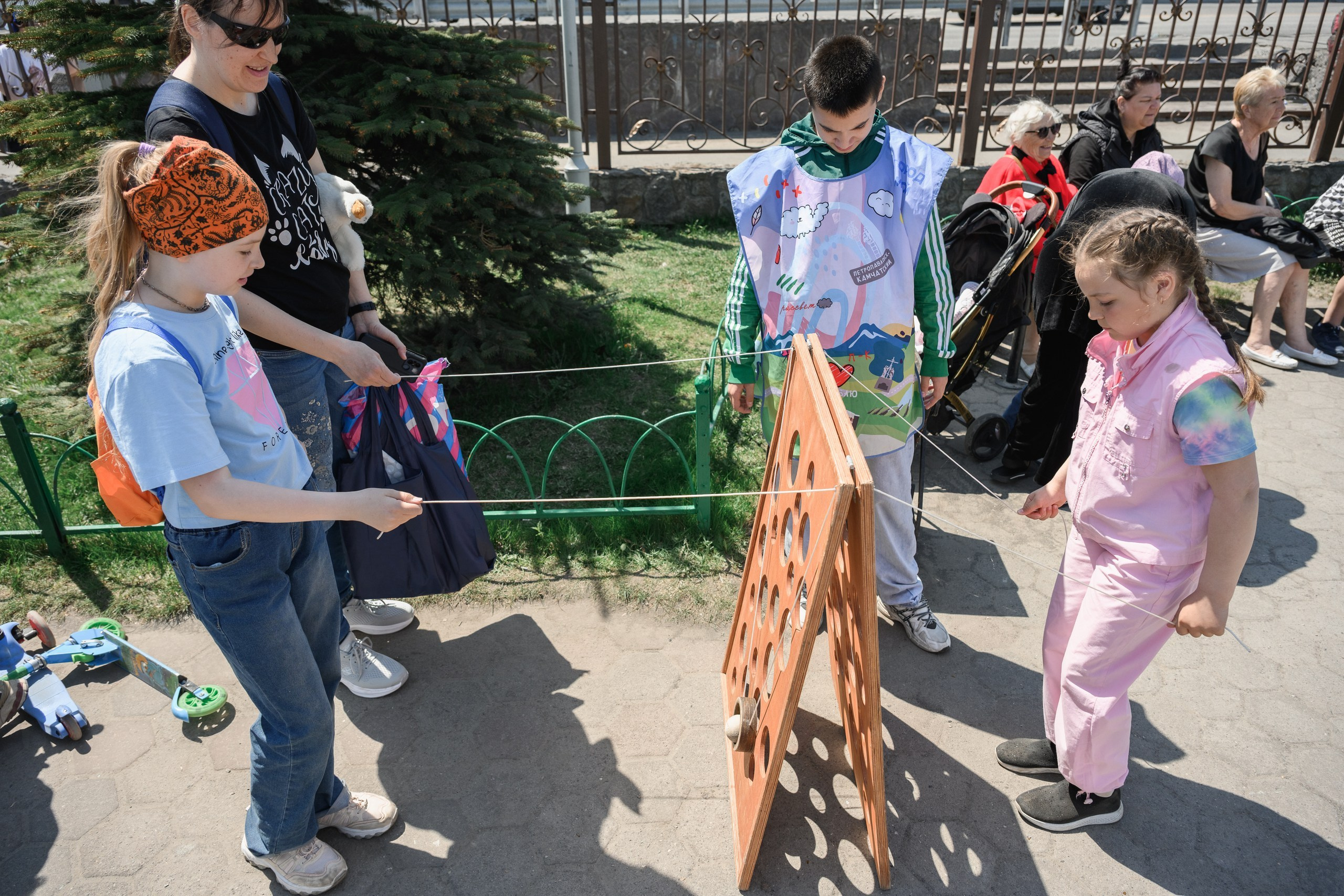 Фотосъемка открытия фонтана в День защиты детей в Петропавловске-Камчатском. Детская фотосессия у фонтана в Петропавловске-Камчатском, Яркие эмоции детей на празднике в Петропавловске-Камчатском. Фотосъемка семейного праздника у фонтана в Петропавловске-Камчатском, Профессиональная съемка детских мероприятий в Петропавловске-Камчатском.  