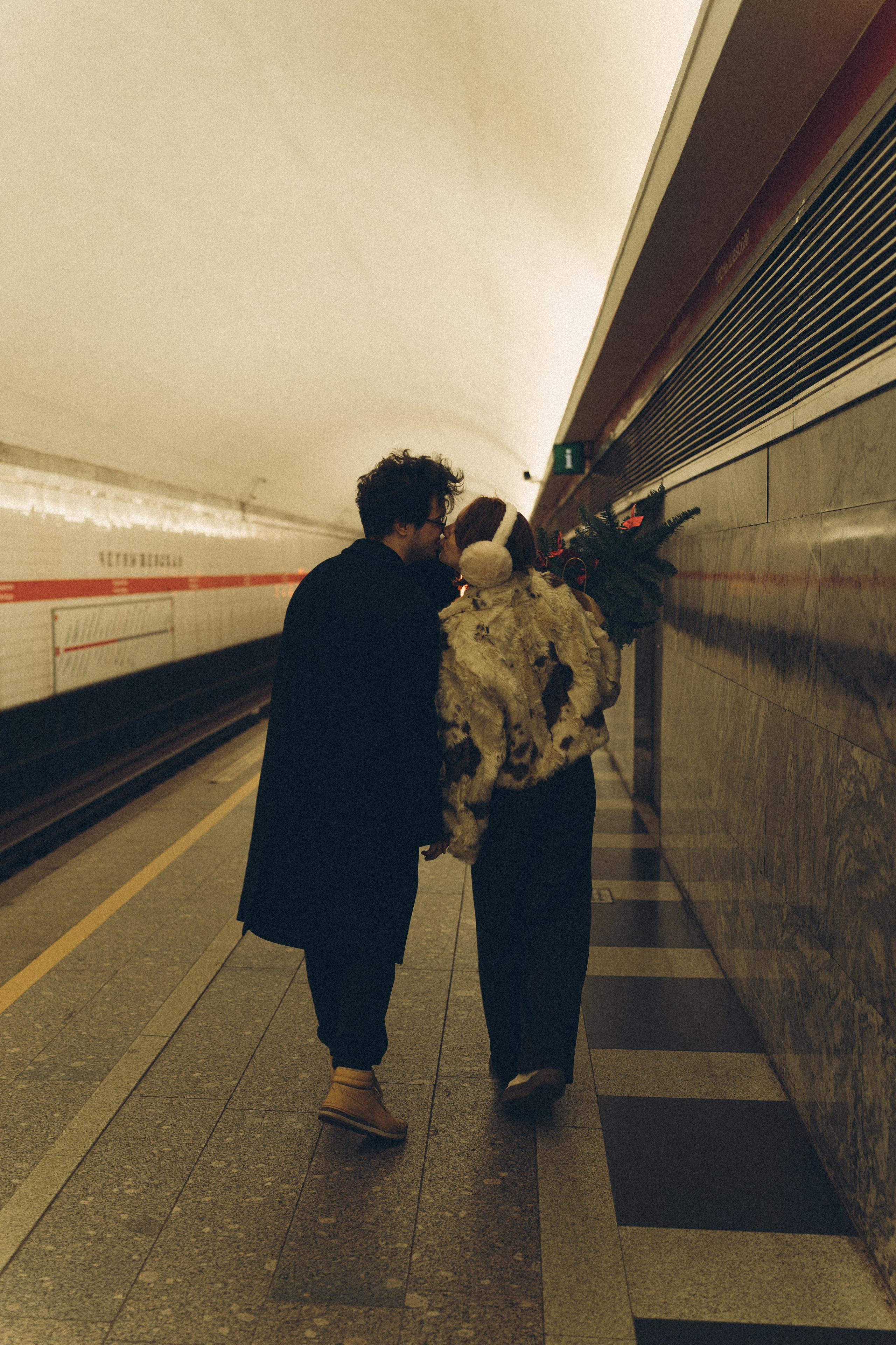 НОВОГОДНЯЯ ФОТОСЕСИИЯ ПАРЫ В МЕТРО ЛЮБОВЬ. Профессиональный фотограф, Санкт-Петербург — Виктория Богомолова