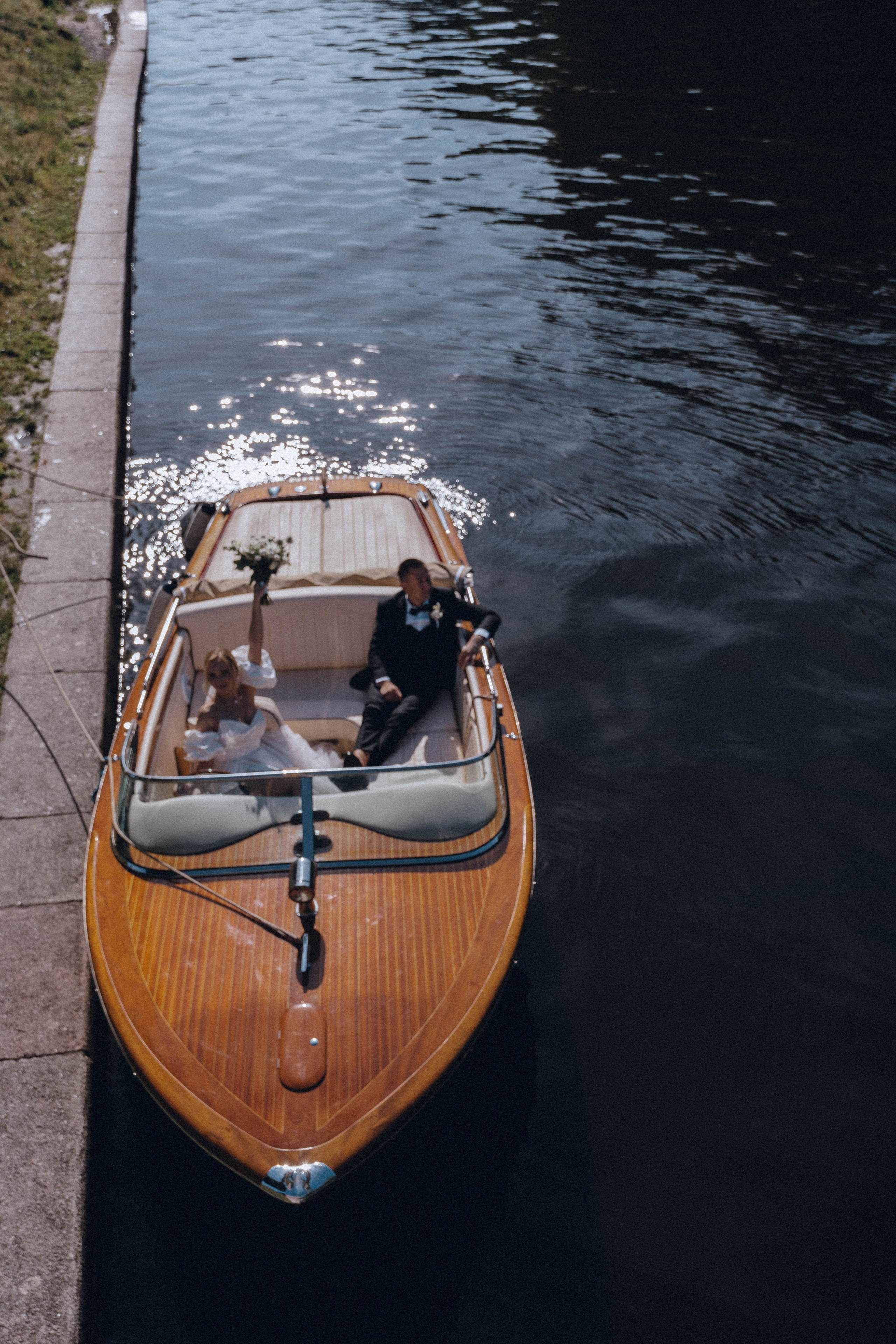 СВАДЕНБНАЯ СЬЕМКА НА КАТЕРЕ ПО КАНАЛАМ САНКТ-ПЕТЕРБУРГА И В АКВАТОРИИ НЕВЫ. Профессиональный фотограф, Санкт-Петербург — Виктория Богомолова