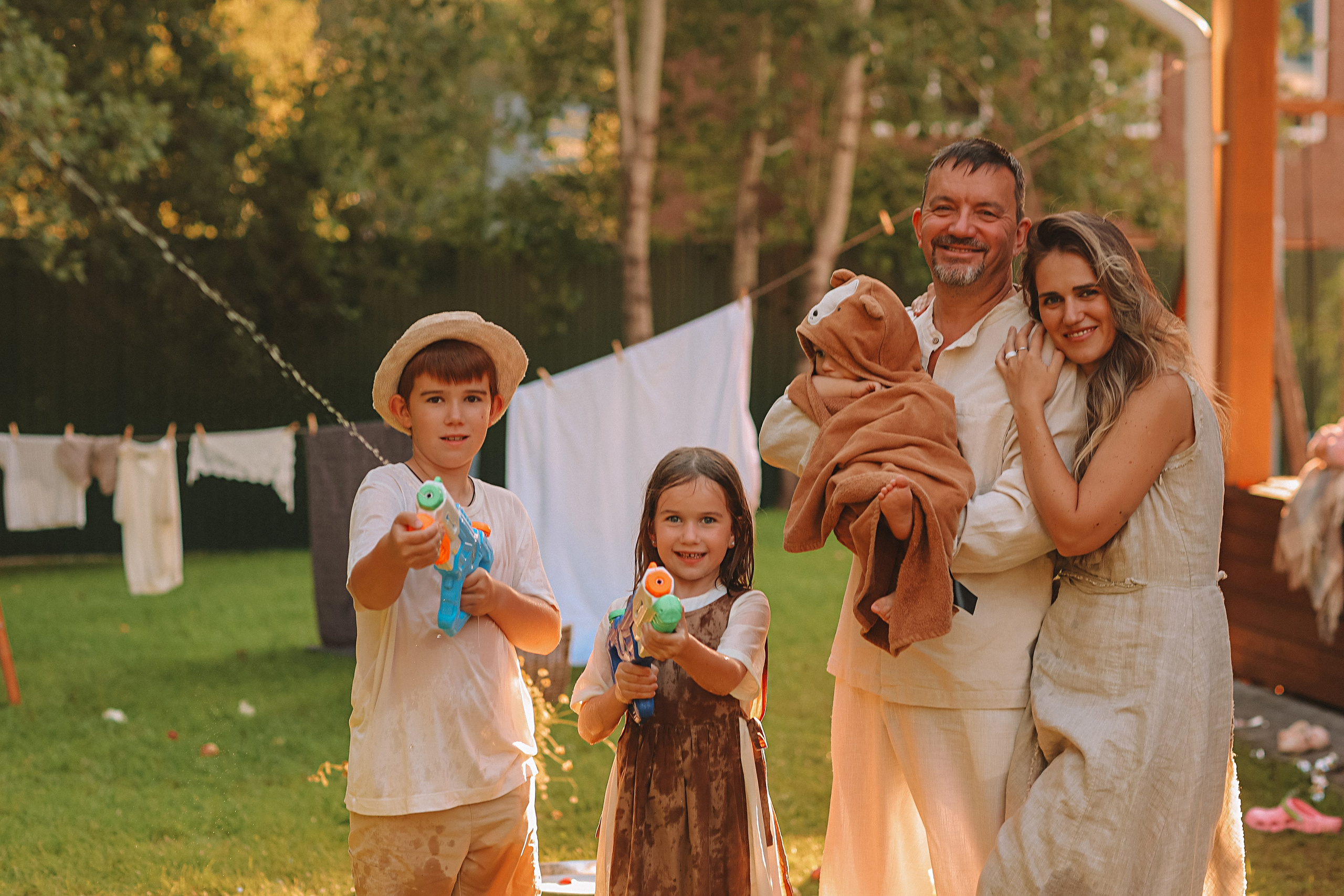 Стирка у дома. Семейный фотограф Тюмень, фотограф на роды Салмина Мария