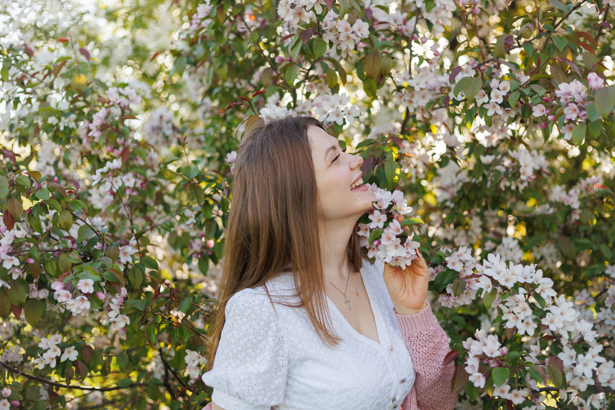 Фотосессия в цветущих яблонях. Семейный фотограф г. Тюмень
