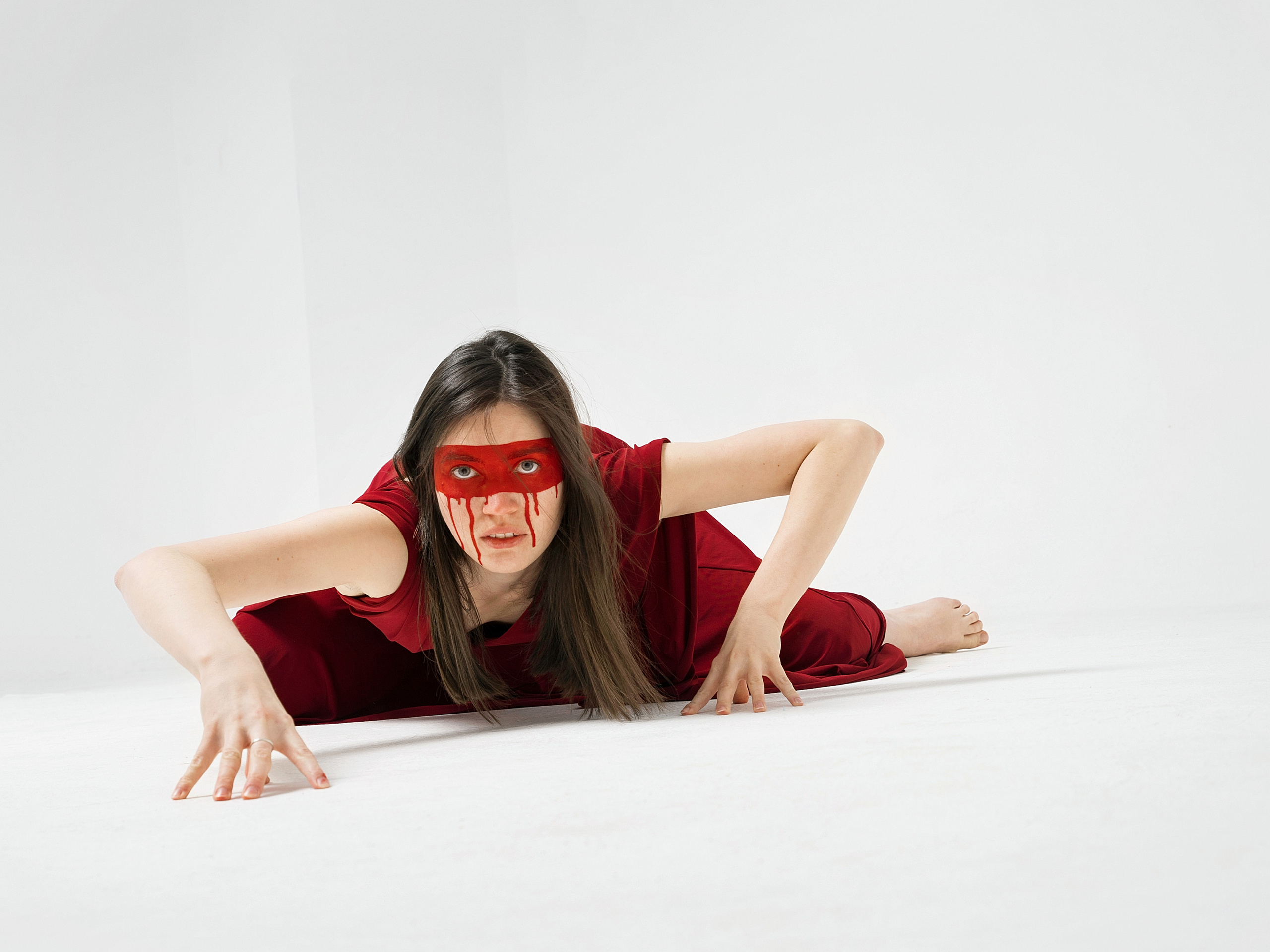 RED MASK. Anastasiia Antoniuk portrait, family and couple photographer, Portugal