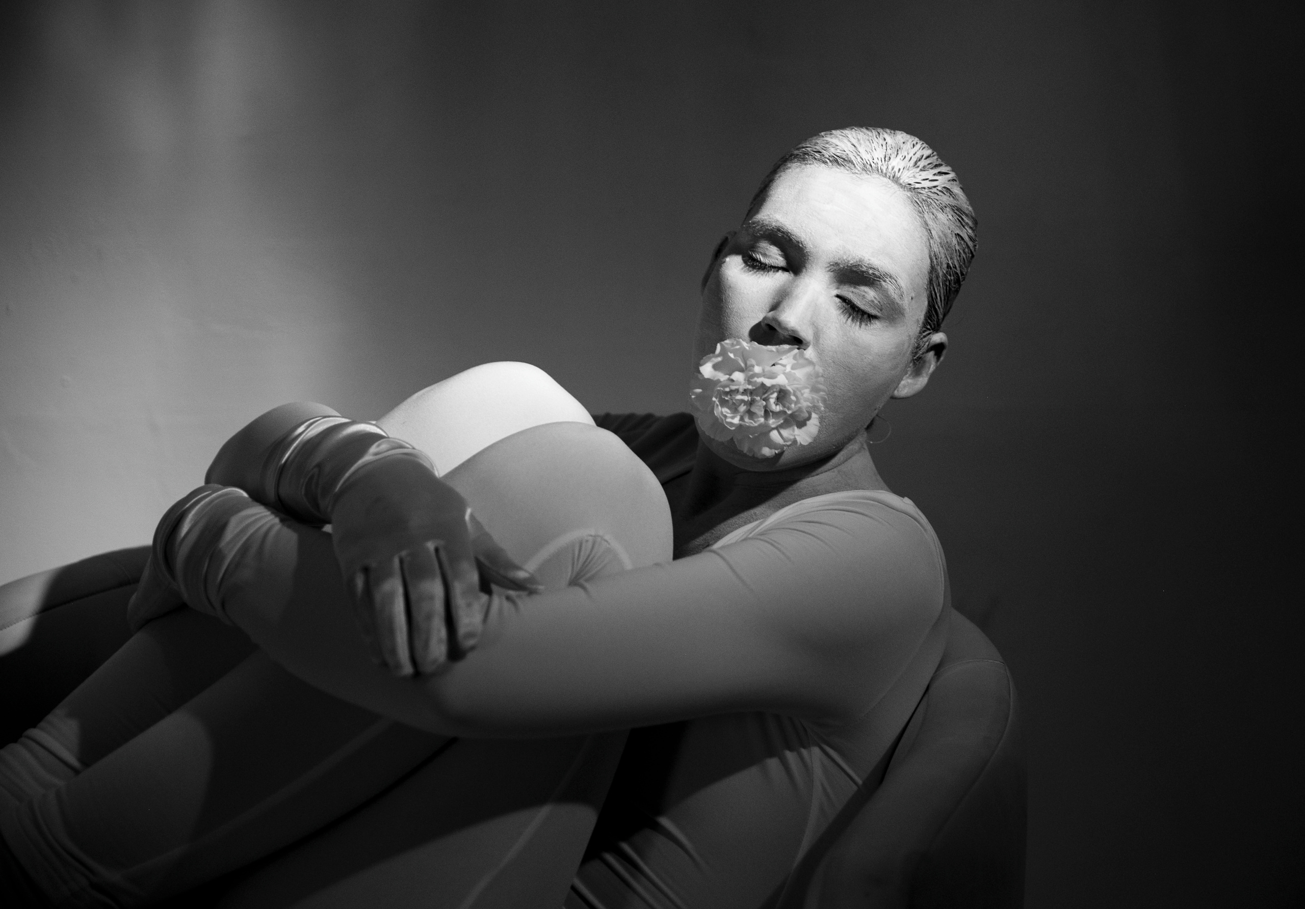 WHITE MASK. Anastasiia Antoniuk portrait, family and couple photographer, Portugal