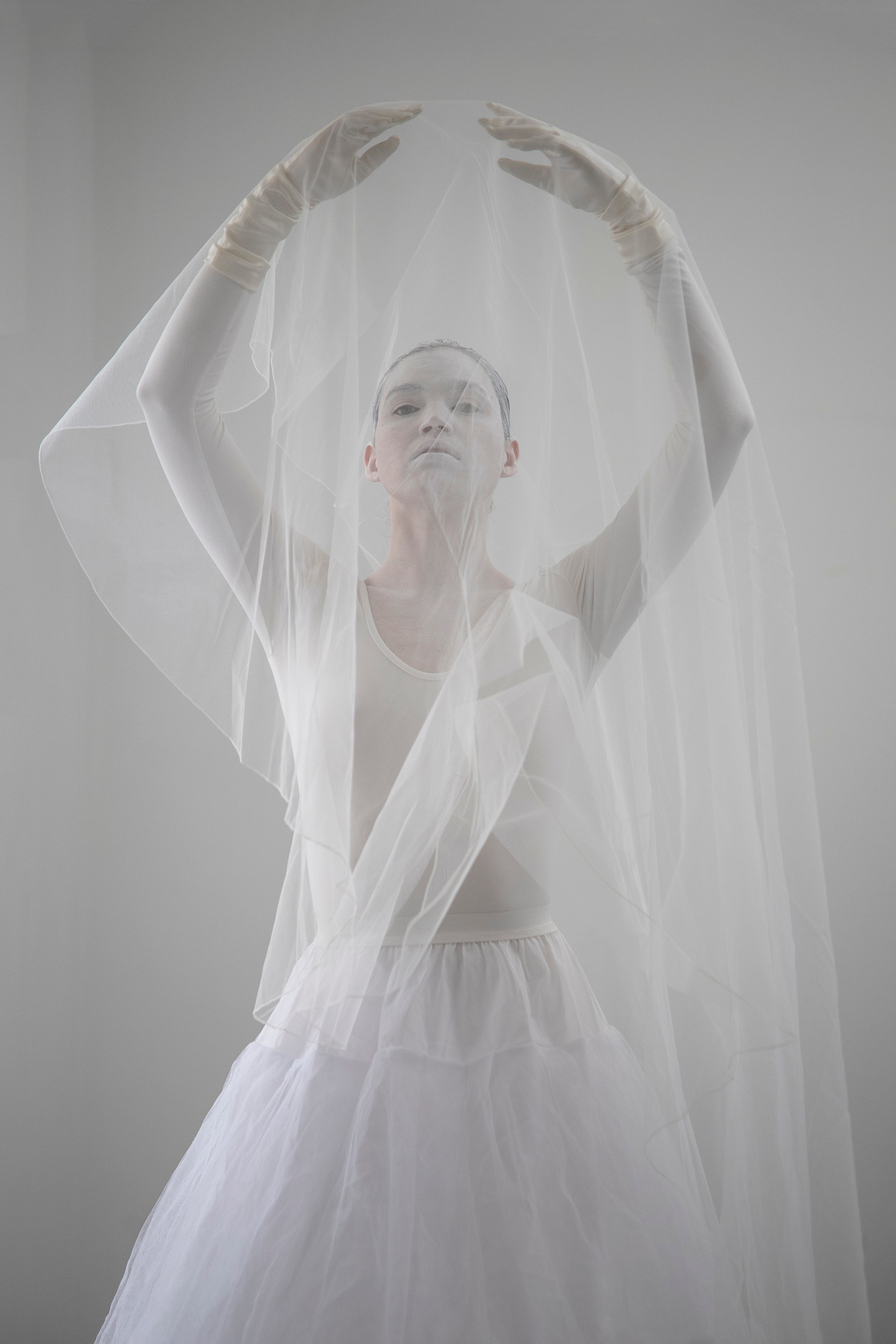 WHITE MASK. Anastasiia Antoniuk portrait, family and couple photographer, Portugal