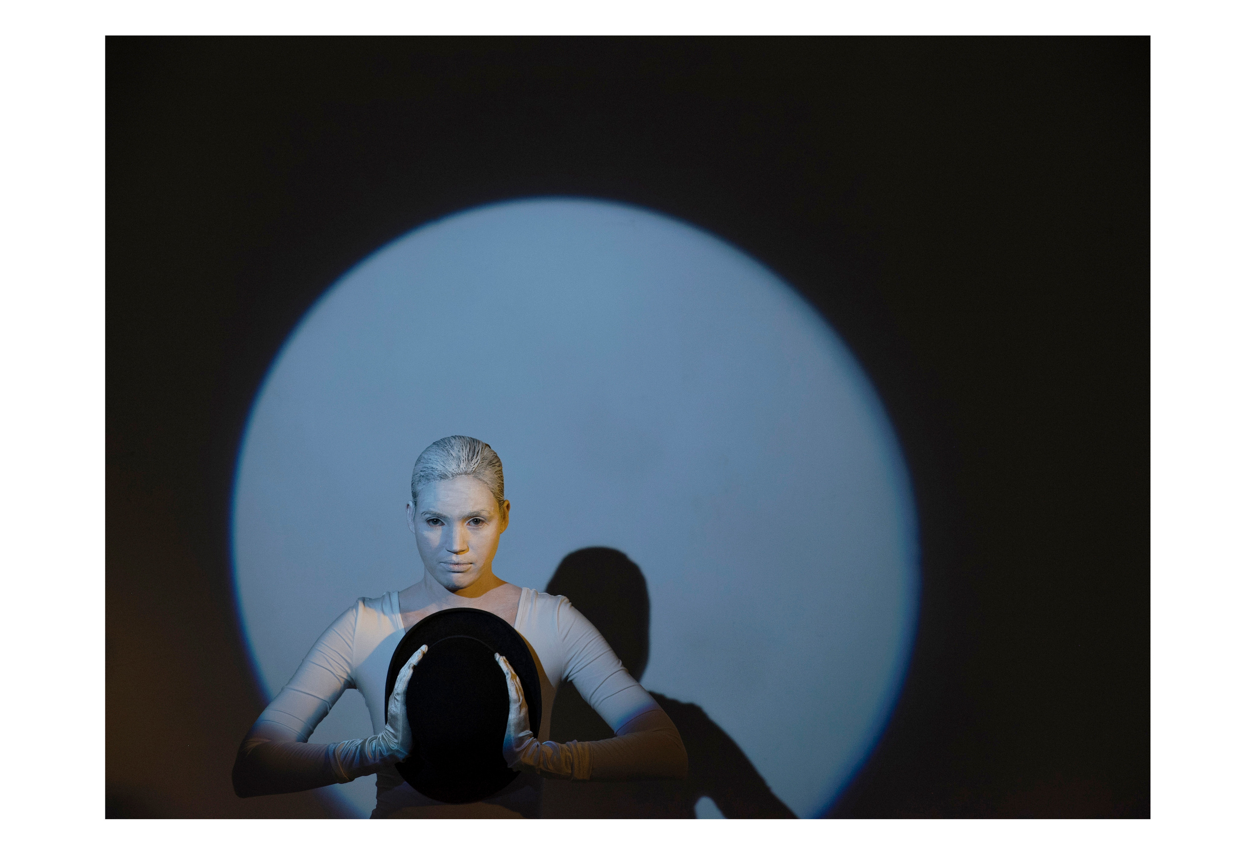 WHITE MASK. Anastasiia Antoniuk portrait, family and couple photographer, Portugal