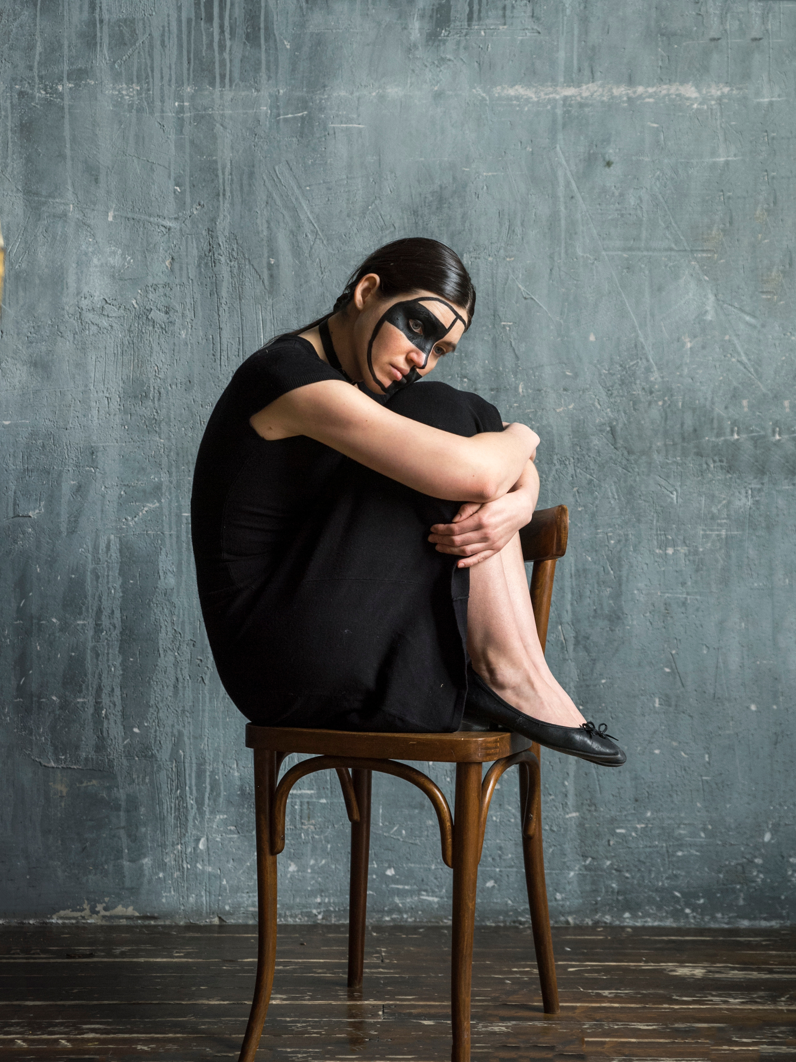 BLACK MASK. Anastasiia Antoniuk portrait, family and couple photographer, Portugal