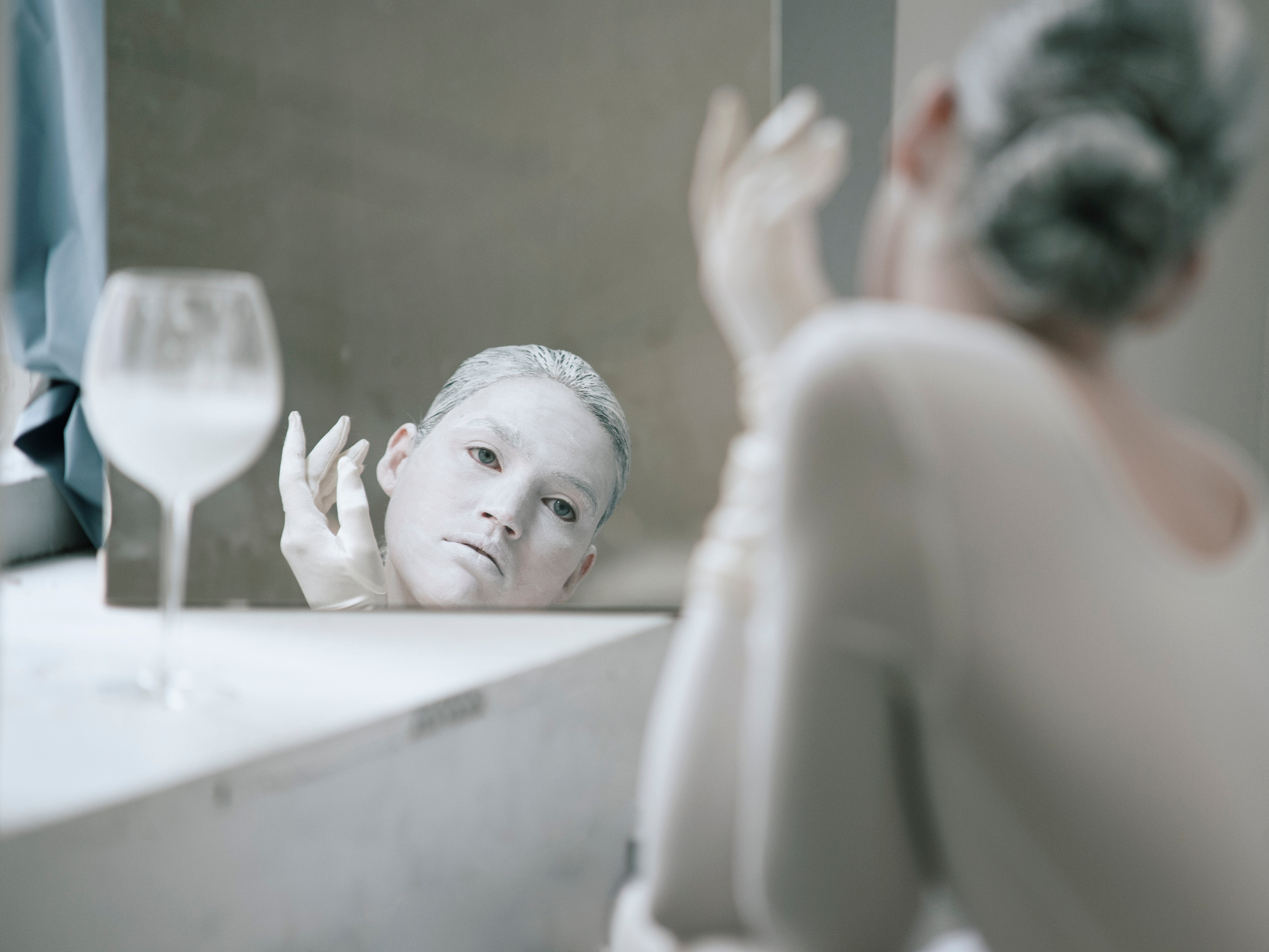 WHITE MASK. Anastasiia Antoniuk portrait, family and couple photographer, Portugal