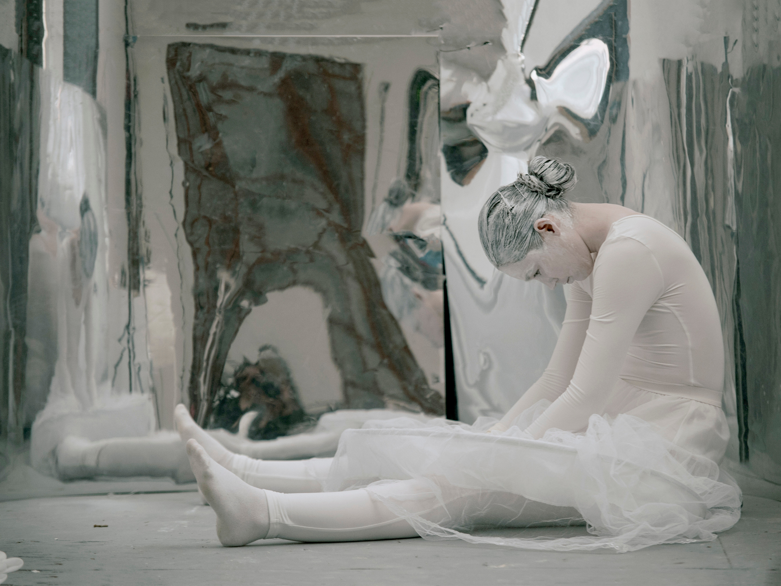 WHITE MASK. Anastasiia Antoniuk portrait, family and couple photographer, Portugal