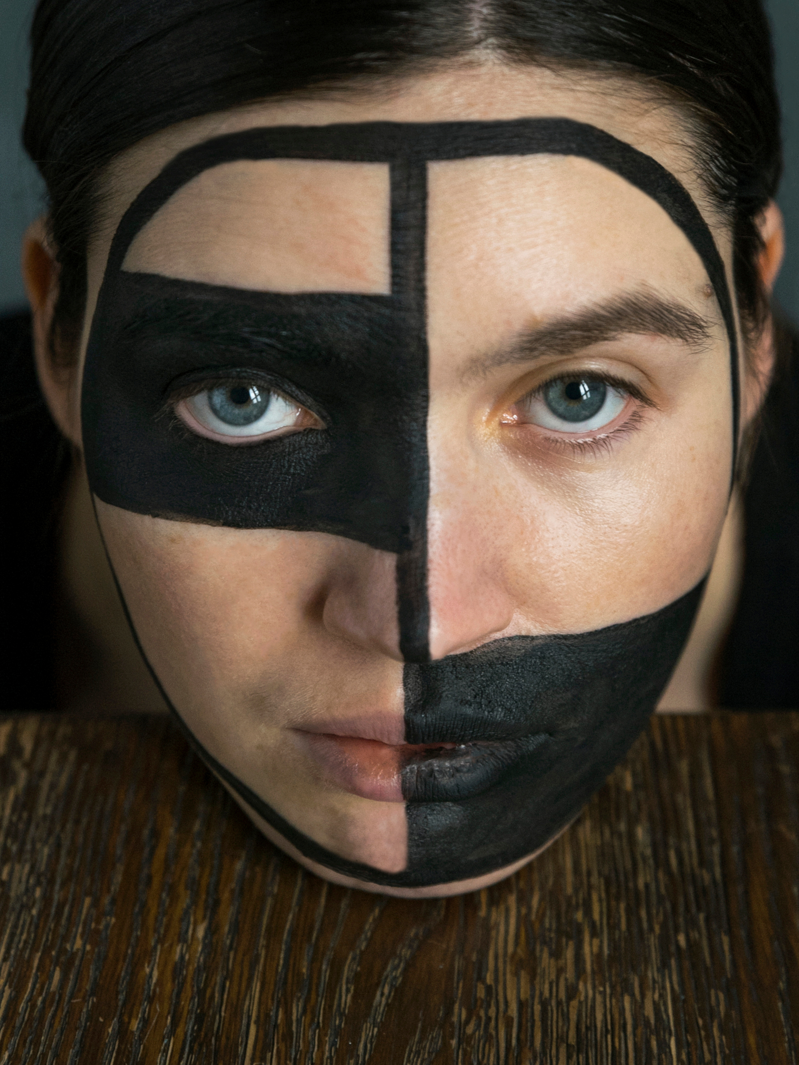 BLACK MASK. Anastasiia Antoniuk portrait, family and couple photographer, Portugal