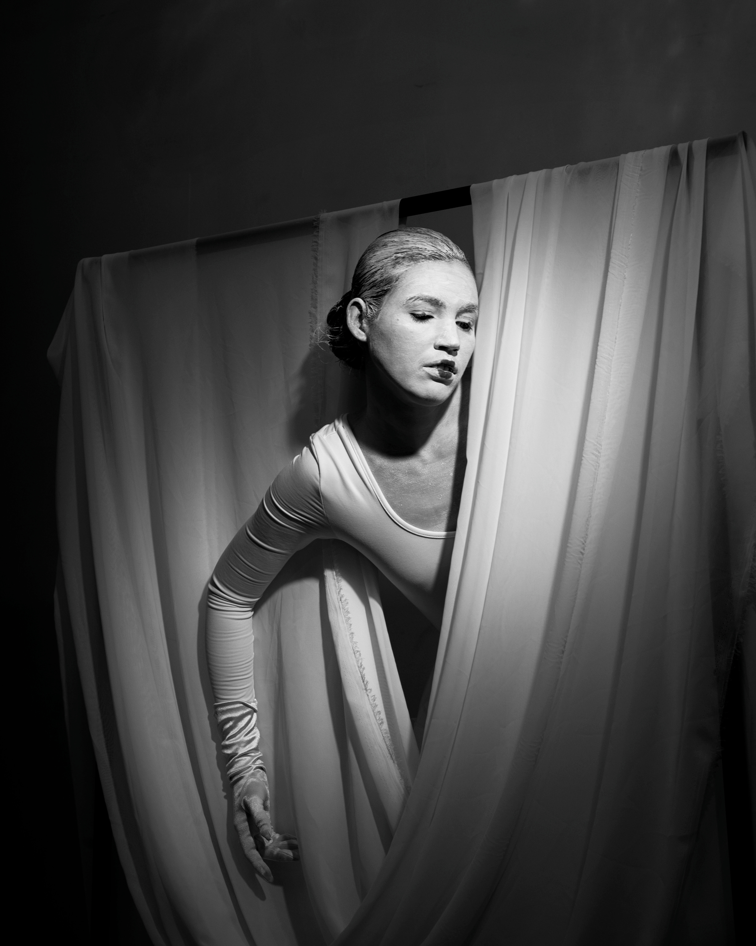 WHITE MASK. Anastasiia Antoniuk portrait, family and couple photographer, Portugal