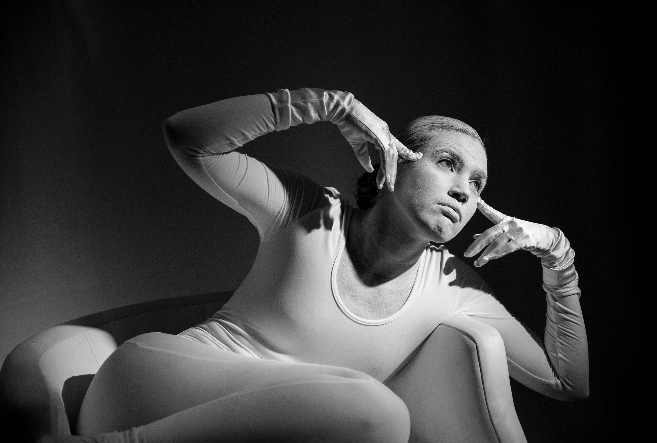 WHITE MASK. Anastasiia Antoniuk portrait, family and couple photographer, Portugal